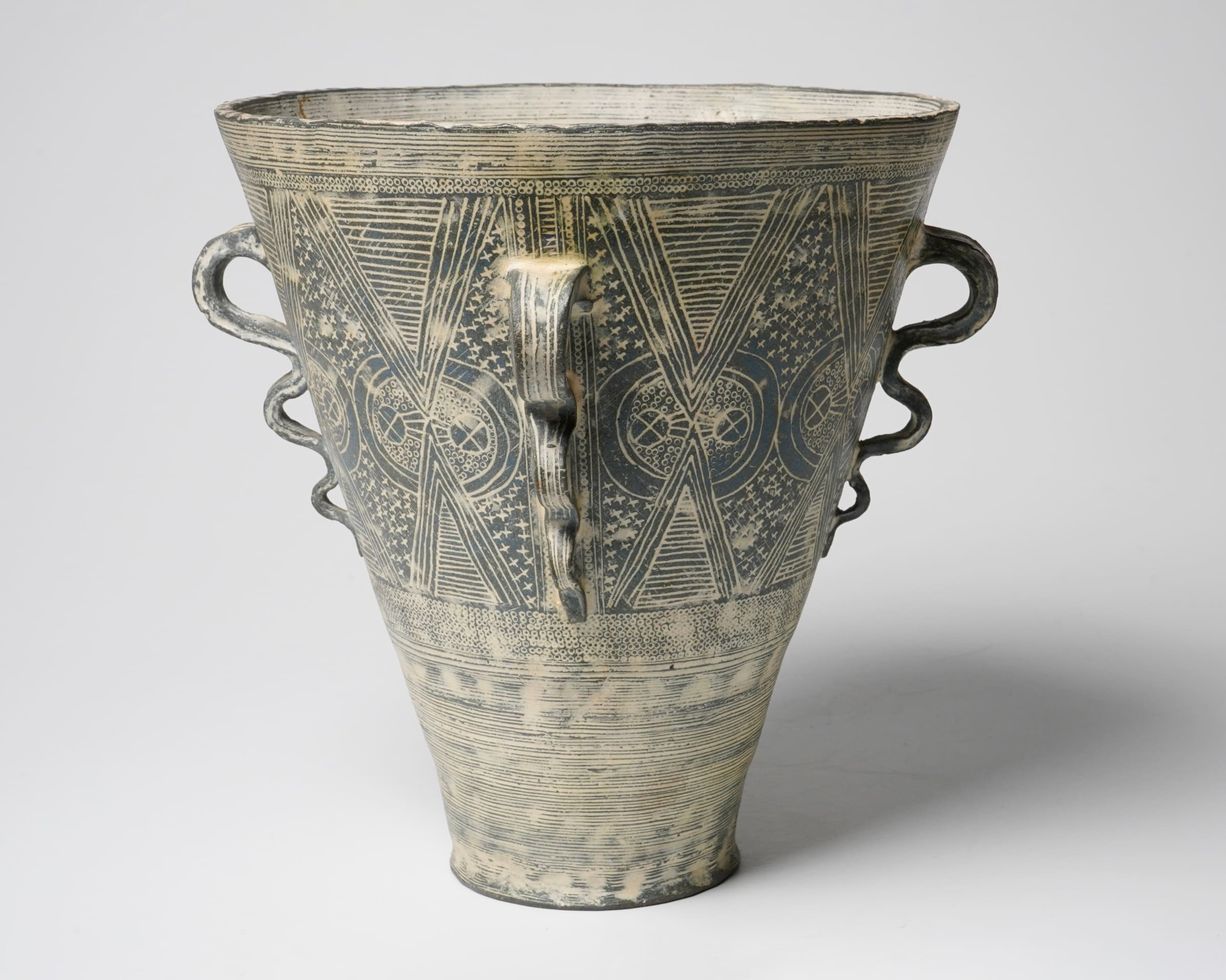 Yasuhara Kimei 安原喜明, Flower Vessel 花器 炻器線彫文 | Dai Yasuhara Kimei 安原喜明, Flower Vessel 花器 炻器線彫文 | Dai