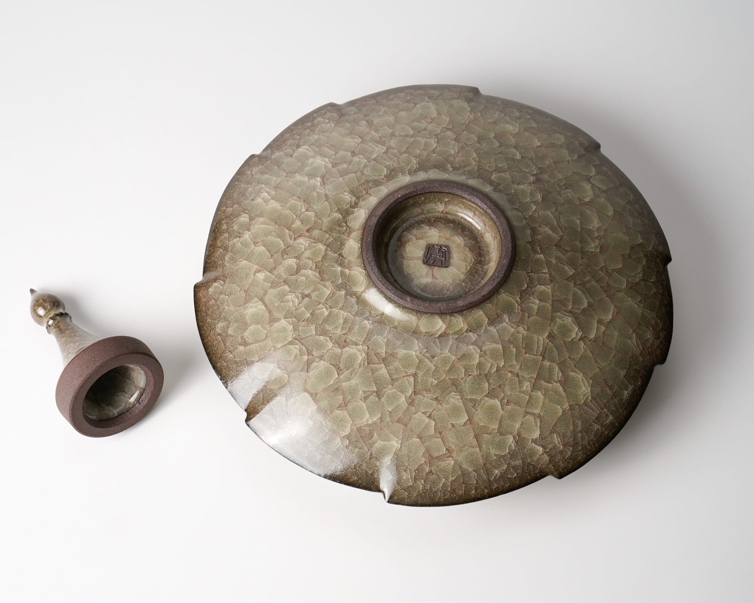 Minegishi Seiko 峯岸勢晃, Incense burner with cracked glaze Minegishi Seiko 峯岸勢晃, Incense burner with cracked glaze