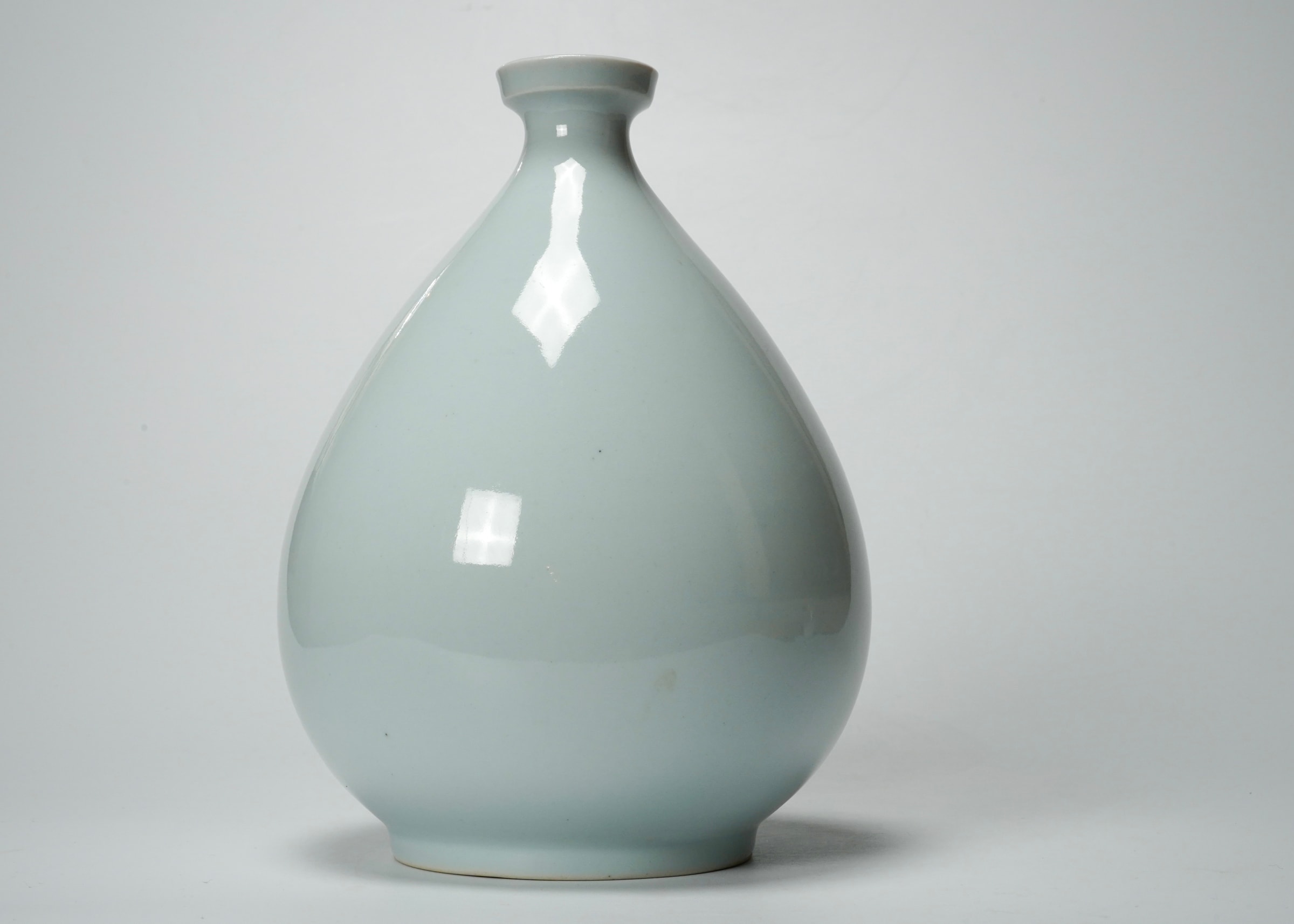 安東五　壺 Ahn Dong-Oh 안동오 (An Togo 安東五), Flower Vase 白磁瑠璃