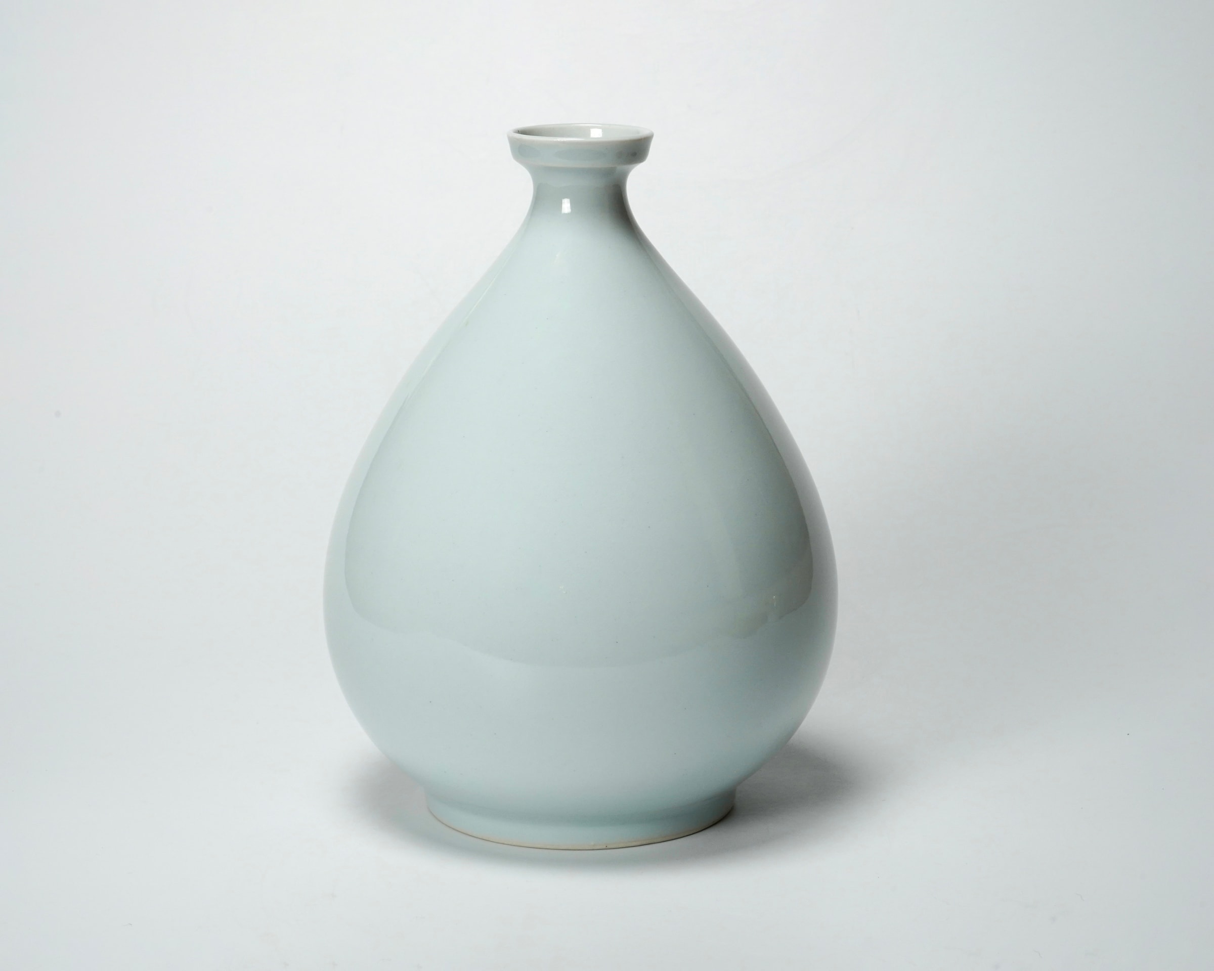 安東五　壺 Ahn Dong-Oh 안동오 (An Togo 安東五), Flower Vase 白磁瑠璃釉瓶