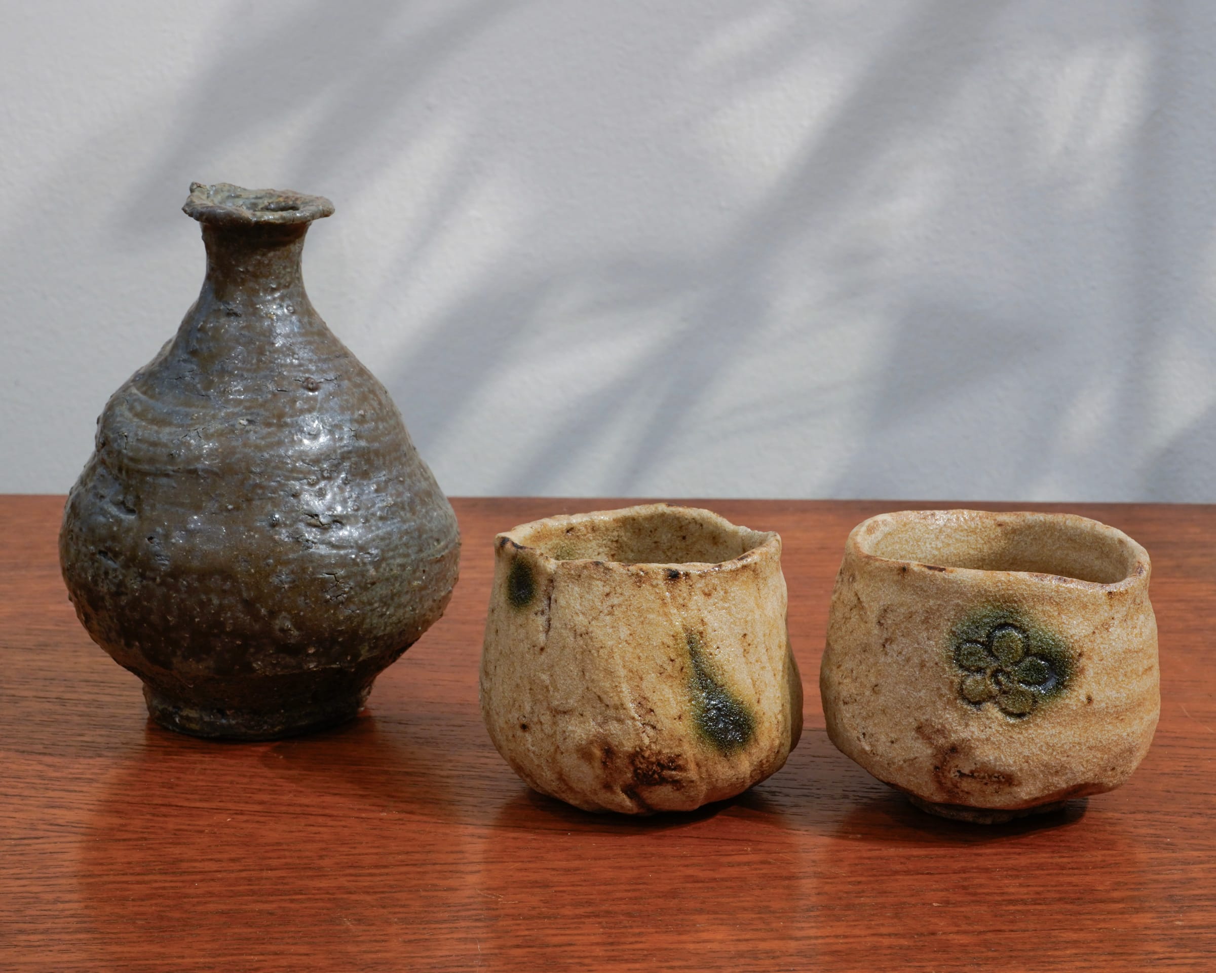 池西剛先生の徳利。 Ikenishi Go 池西剛, Black Korai Flat Tokkuri with Iron Glaze No.1