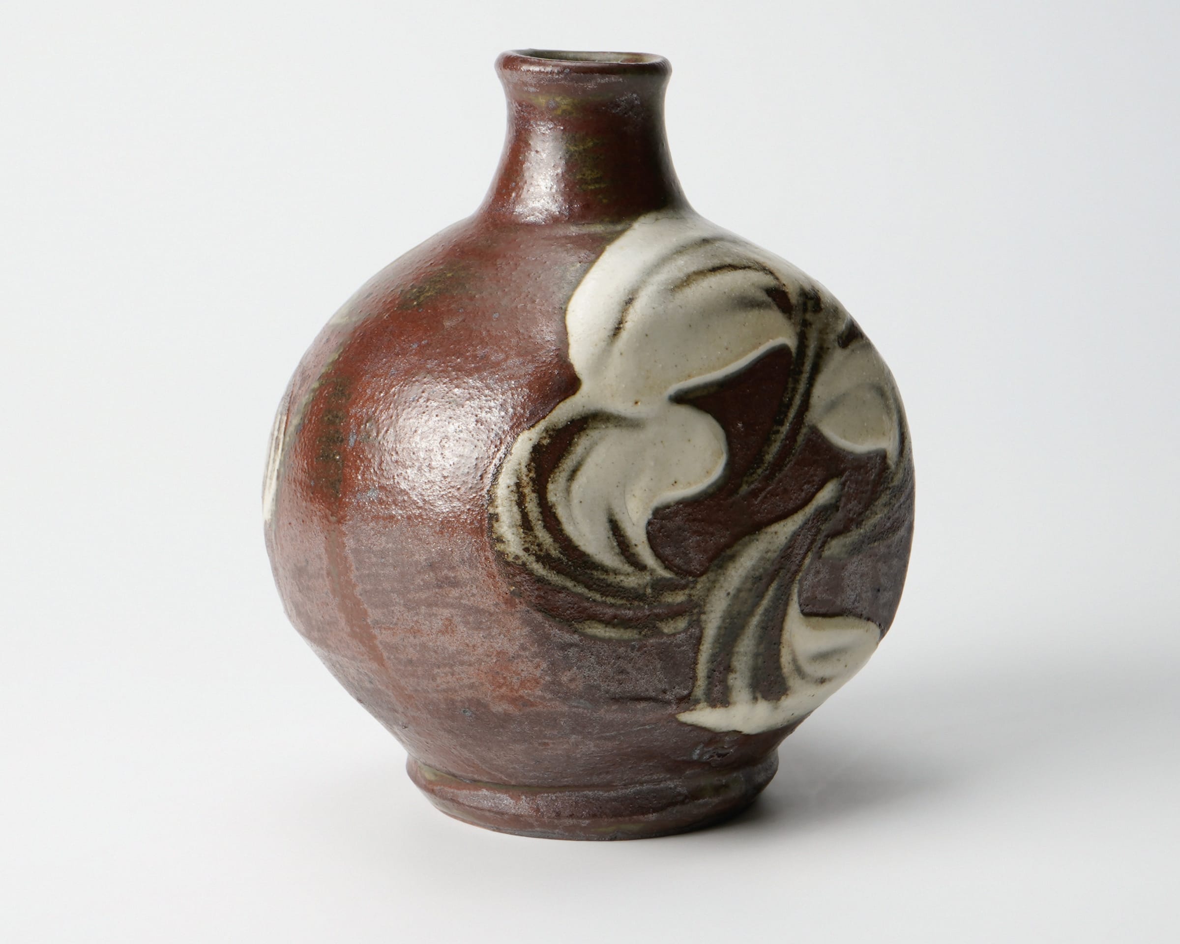 Matsuzaki Ken 松崎 健, Iron glazed sake bottle with white