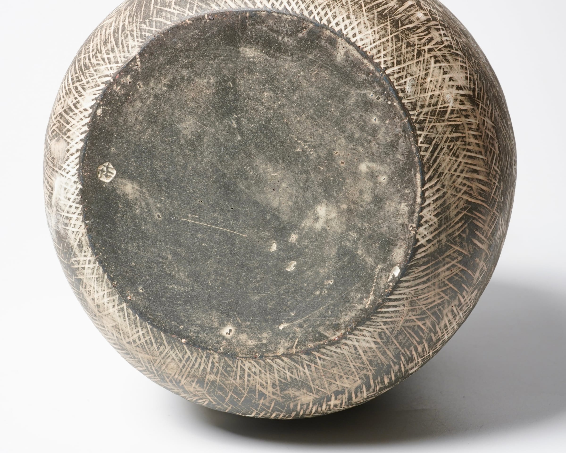 Yasuhara Kimei 安原喜明, Flower Vase 花挿 炻器線彫文 | Dai Ichi Arts | Japanese Modern  Art