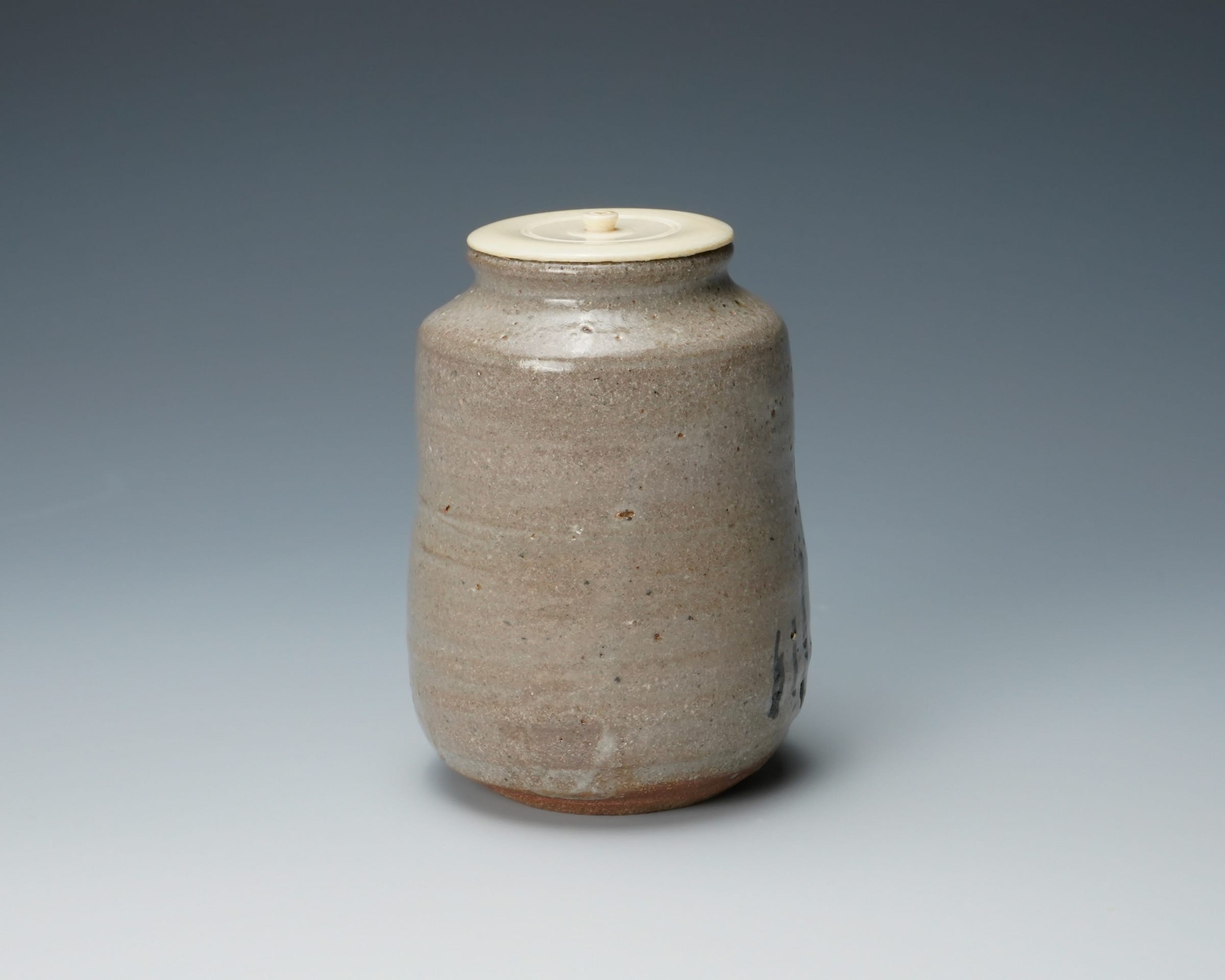 Nishioka Koju 西岡小十, Karatsu Tea Caddy 唐津茶入 | Dai Ichi Arts