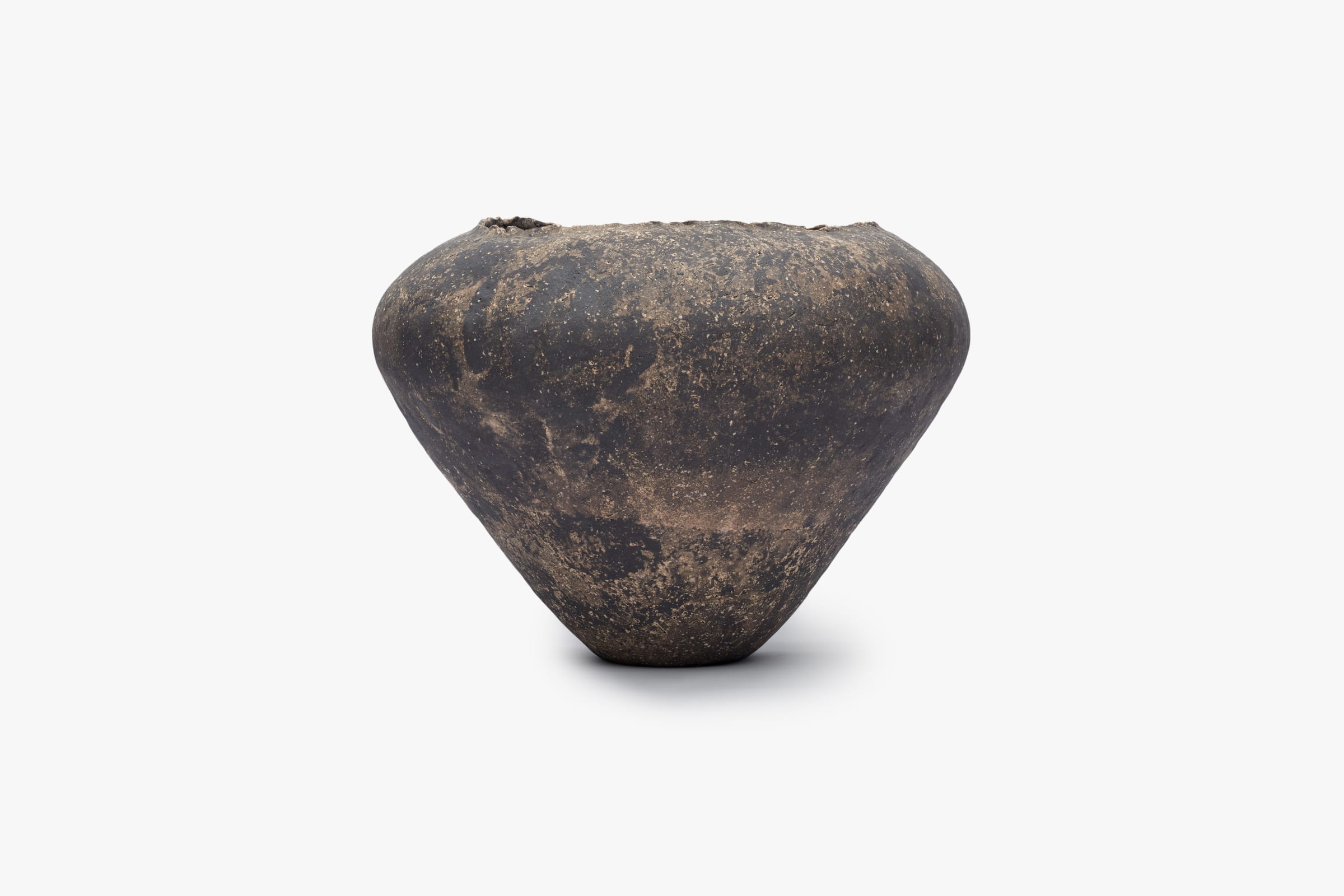 壺（鎌倉時代初期、発掘品）　黒い陶器の壺 約15cm　（破片以外は入手不可能） 壺（鎌倉時代初期、発掘品） 黒い陶器の壺 約15cm （破片以外は入手