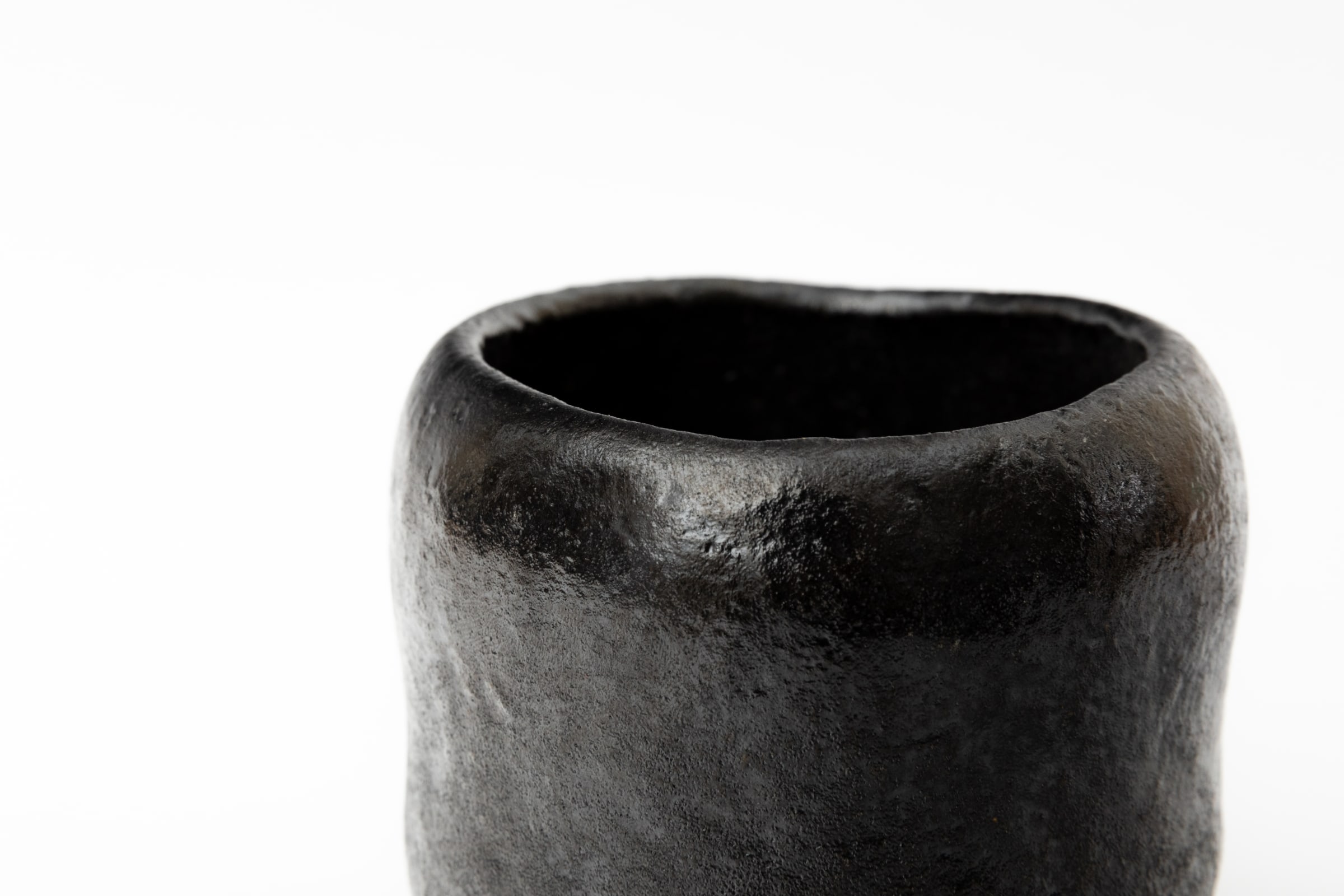 Morimitsu Hosokawa, Black Raku Tea Bowl - 黒楽茶碗 | Ippodo Gallery