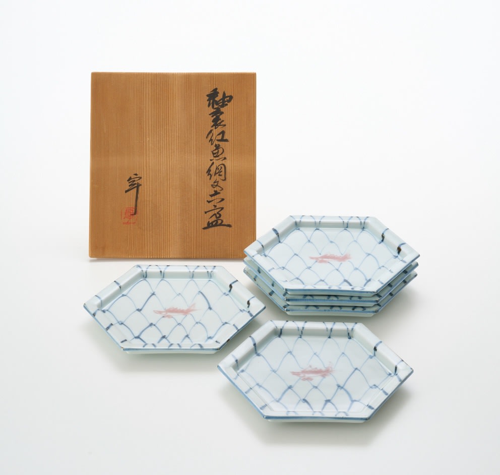 加藤卓男　　　紅魚綱紋六方皿　　５枚 加藤 卓男, 釉裏紅魚網文六方皿 （5点セット） | Sokyo Gallery