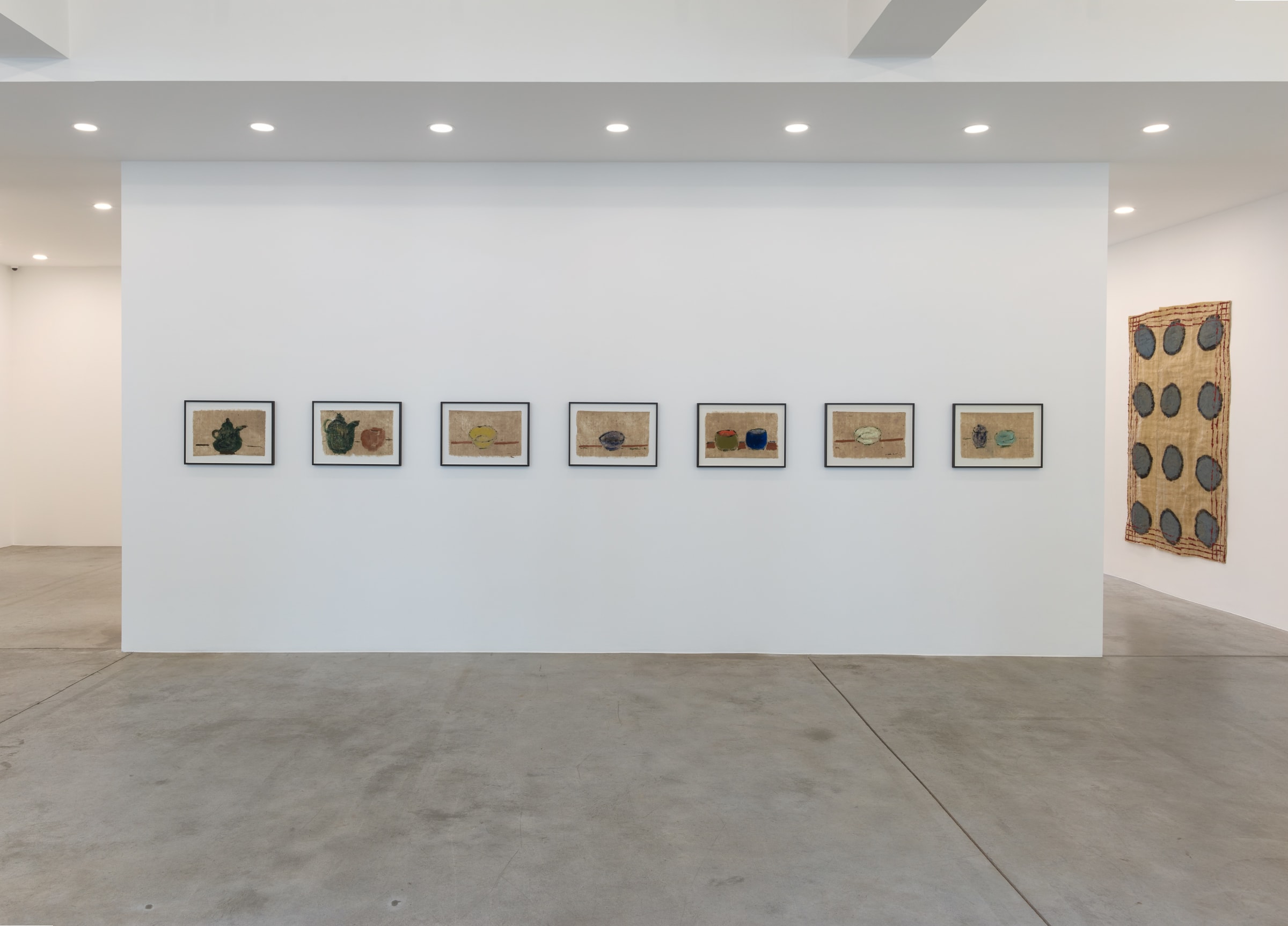 杜克罗的艺术创作中贯穿了各种形状和形式的不断重复。她认为，这种形式的重复性在西方的视觉艺术上已经失去了美学地位，因为它已然变成了装饰的附属品，尤其是在艺术潮流转向抽象主义之前。因此，艺术家有意打破对应用美术中装饰图案的偏见，并试图让各种图案拥有它们的发言权以及可以成为美学范畴中的一杆标尺。