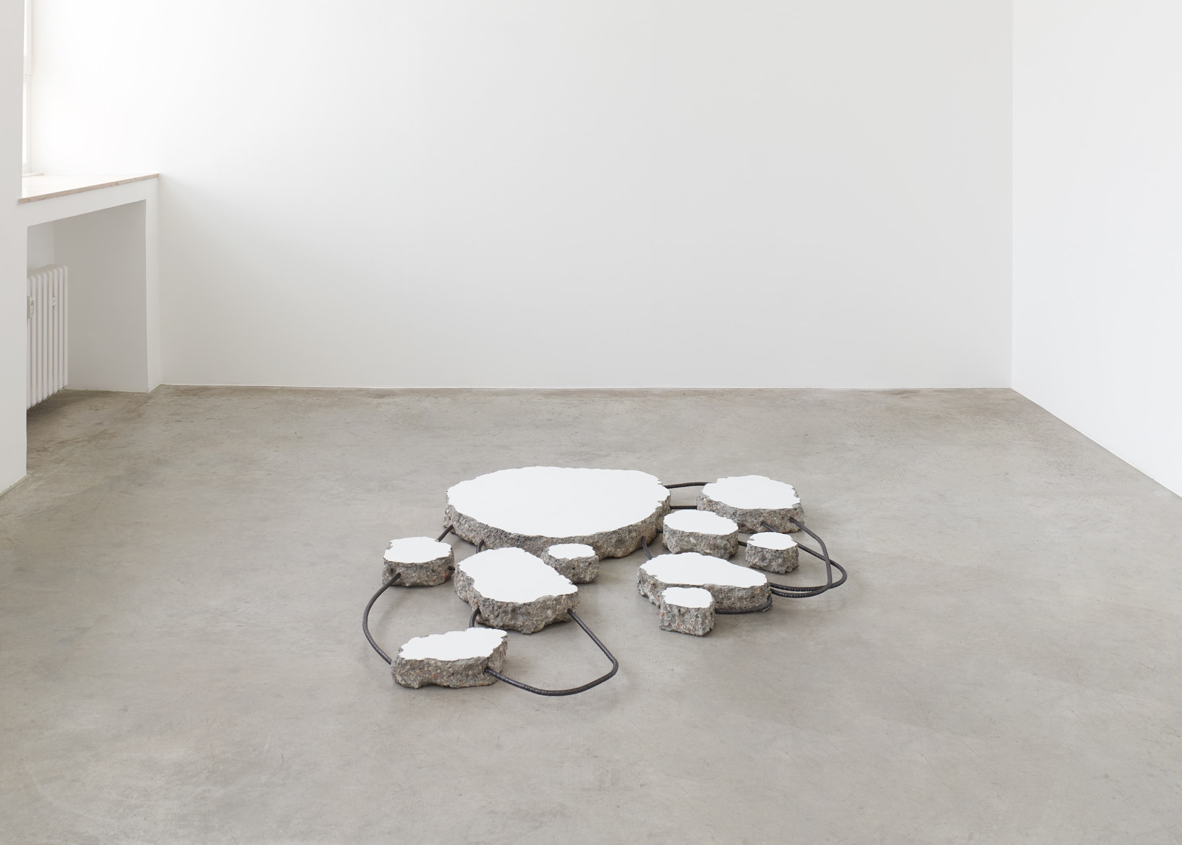 索斯诺斯卡还对建筑和精神空间的相互作用以及空间感觉的体验很着迷,并通过极简主义的形式及概念性的雕塑语言对此进行探索。在此过程中,她参考并评论了现代主义及其乌托邦式的理想,特别是这样的乌托邦式的理想对在她的家乡波兰和周边东欧国家的建筑实产生的影响。她扭曲了建筑材料并将其重新组合,将其与以前的功能分离,以对抗现代主义的理性范式,并通过这种手法创造出美丽的视觉拼图和光学幻觉。