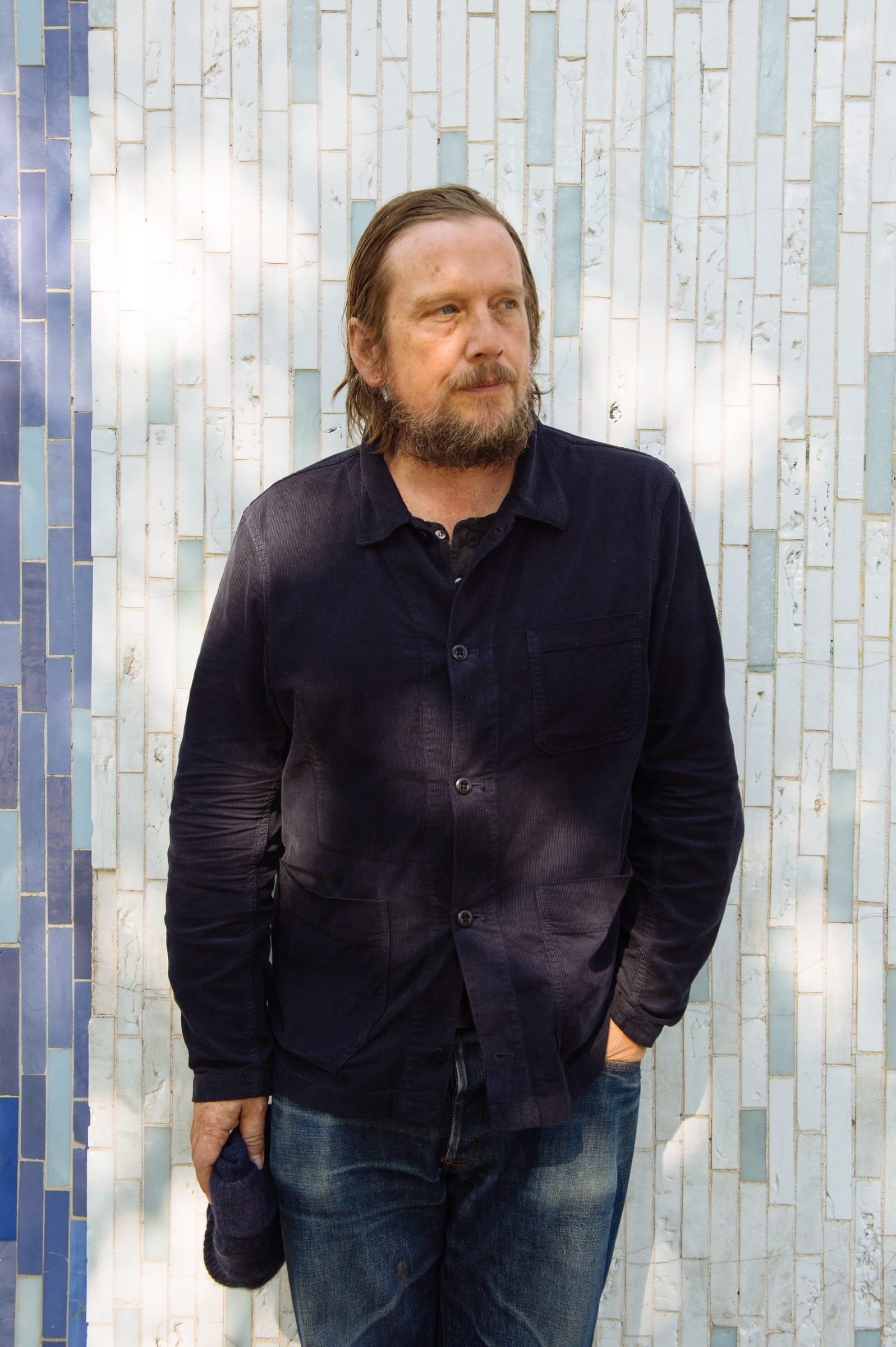 乔-布拉德利 1975 年生于密歇根州基特里，现于纽约生活和工作。他多面的绘画风格不容易被归类， 因为他巧妙地在不同的艺术风格及形式之间巧妙地游走，并将个人和艺术史的信息融汇进他不羁而 又自信的风格中。 布拉德利通常在他工作室的地板上即兴地用混合材料和既不打底又不绷框的画布搞创作。因此，他 的成品画作中都带有创作过程留下的痕迹。他完成的作品中常常出现非传统的材料，有些甚至有接 缝，或是画布的碎片被拼贴在一起。形象化在不同程度上贯穿了布拉德利的作品，他即用几何及有 机形式，也使用图像学的标识。而有时则是以极简主义传统为先平铺大面积的单色。布拉德利的艺 术表达方式总是在严肃和讽刺之间摇摆不定，为抽象画和西方艺术传统提供了一个独特的视角。