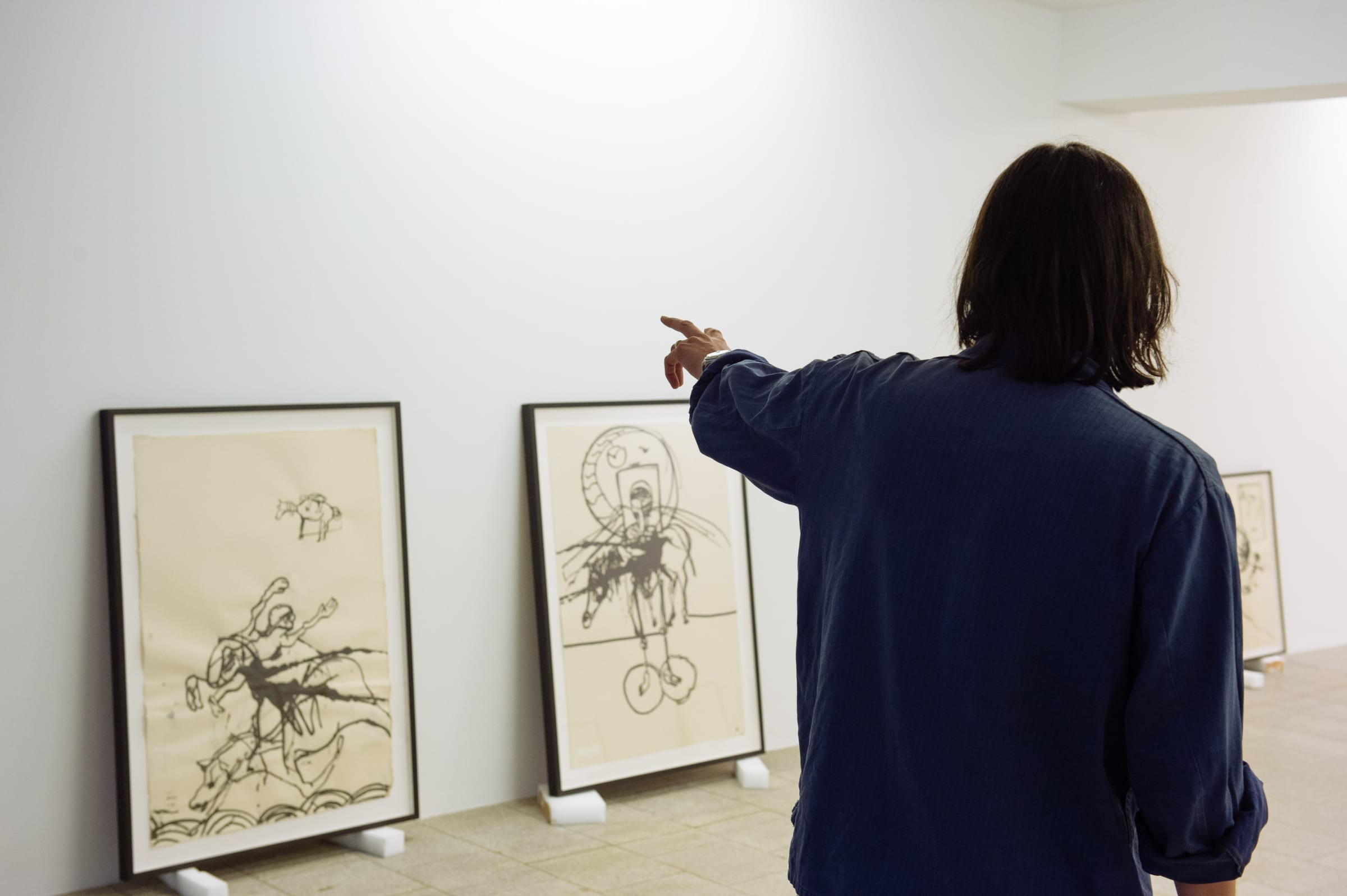 托比亚斯-皮尔斯，1971 年生于奥地利林茨，现居维也纳。他的绘画风格可以用中国绘画美学 &ldquo;介 于似与不似之间&rdquo; 的境界来解读。其绘画中的暗示性形象并不是完全清晰可辨的，但也不是完全 抽象的。他创造了一个供观者自由联想的形式世界。这些形式看起来像悖论一样，难以直接阅读。但正如所有的悖论一样，它们都是阴阳交合、一体两面的。这种辩证式的艺术思维贯穿他的整个创作。他敏锐地感知并运用不同色调的灰色，把灰色的层次和深度发挥到了极致，因而他的画面总是充满了深邃的质感。 直觉是创作的导师，而非严谨的方法论。皮尔斯痴迷于他在创作过程中不断转变的念头。在谈到他的创作时他说道:&ldquo;作画前我有着非常明显的创作动机。但我却致力于在绘画过程中抛弃这些动机，目的就是在绘画过程中达到无念&rdquo;。这种艺术思想和行为与佛教修行中逐步放下执念的过程有异曲同工之妙。