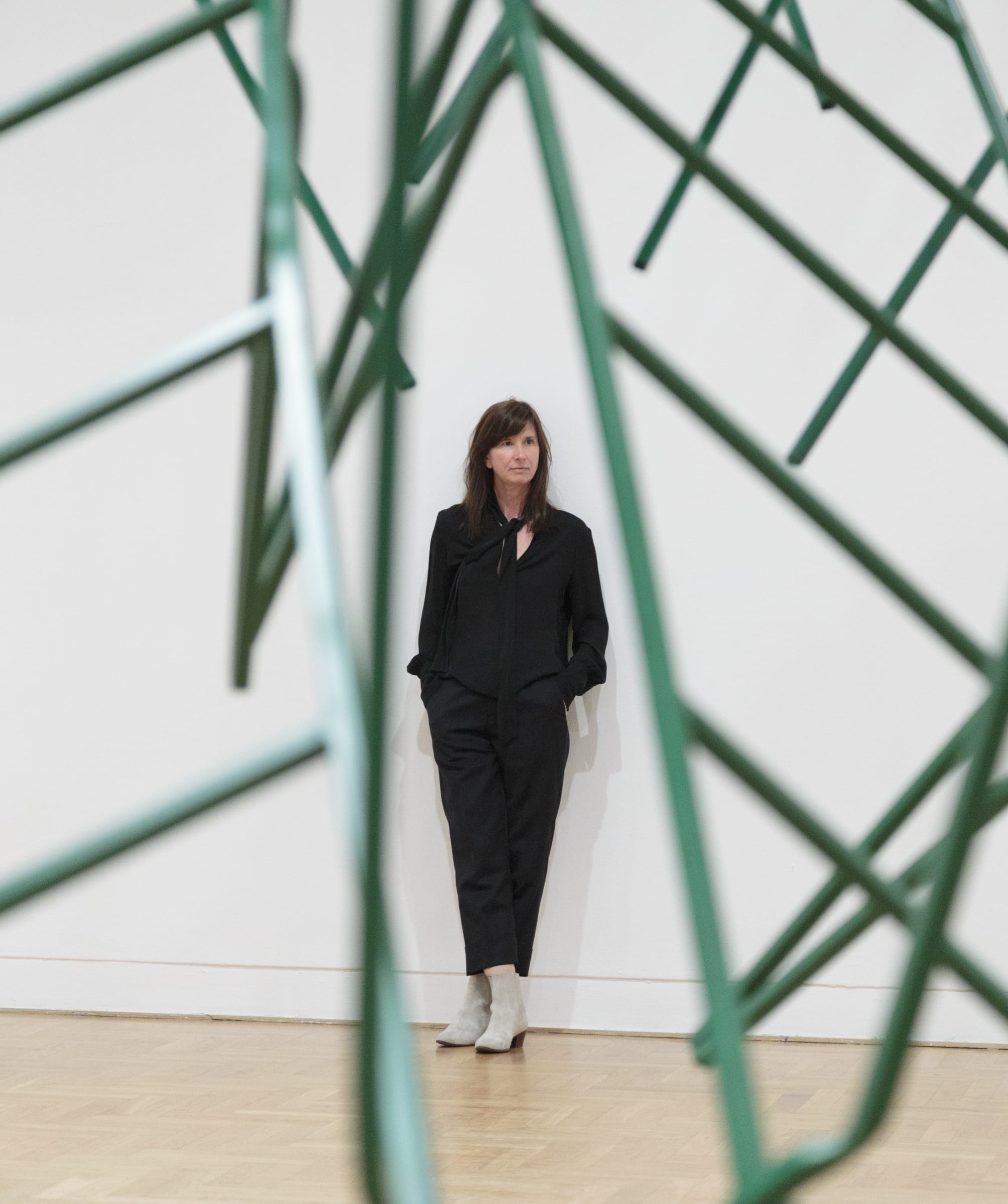 索斯诺斯卡还对建筑和精神空间的相互作用以及空间感觉的体验很着迷,并通过极简主义的形式及概念性的雕塑语言对此进行探索。在此过程中,她参考并评论了现代主义及其乌托邦式的理想,特别是这样的乌托邦式的理想对在她的家乡波兰和周边东欧国家的建筑实产生的影响。她扭曲了建筑材料并将其重新组合,将其与以前的功能分离,以对抗现代主义的理性范式,并通过这种手法创造出美丽的视觉拼图和光学幻觉。