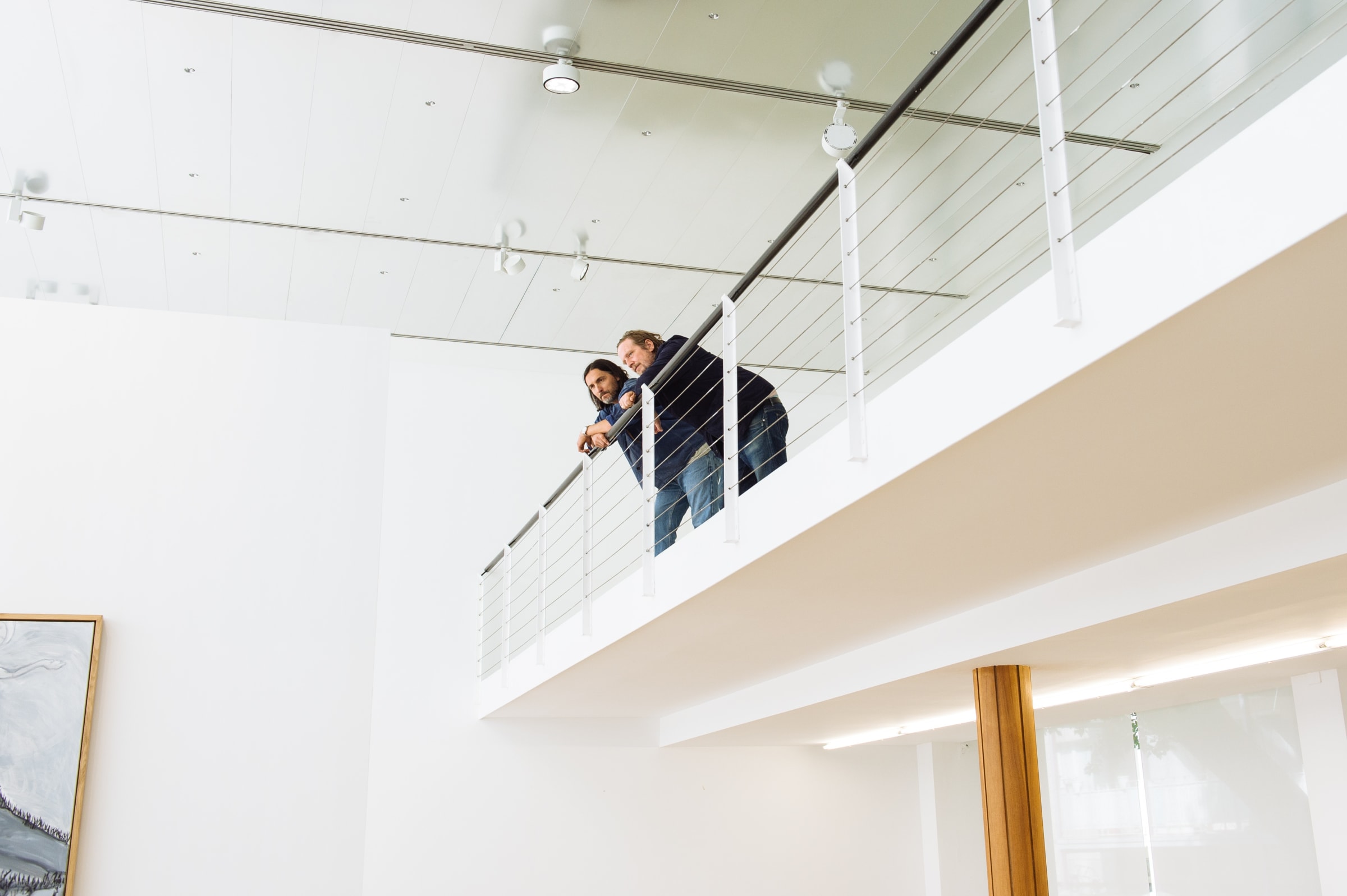 乔-布拉德利 1975 年生于密歇根州基特里，现于纽约生活和工作。他多面的绘画风格不容易被归类， 因为他巧妙地在不同的艺术风格及形式之间巧妙地游走，并将个人和艺术史的信息融汇进他不羁而 又自信的风格中。 布拉德利通常在他工作室的地板上即兴地用混合材料和既不打底又不绷框的画布搞创作。因此，他 的成品画作中都带有创作过程留下的痕迹。他完成的作品中常常出现非传统的材料，有些甚至有接 缝，或是画布的碎片被拼贴在一起。形象化在不同程度上贯穿了布拉德利的作品，他即用几何及有 机形式，也使用图像学的标识。而有时则是以极简主义传统为先平铺大面积的单色。布拉德利的艺 术表达方式总是在严肃和讽刺之间摇摆不定，为抽象画和西方艺术传统提供了一个独特的视角。