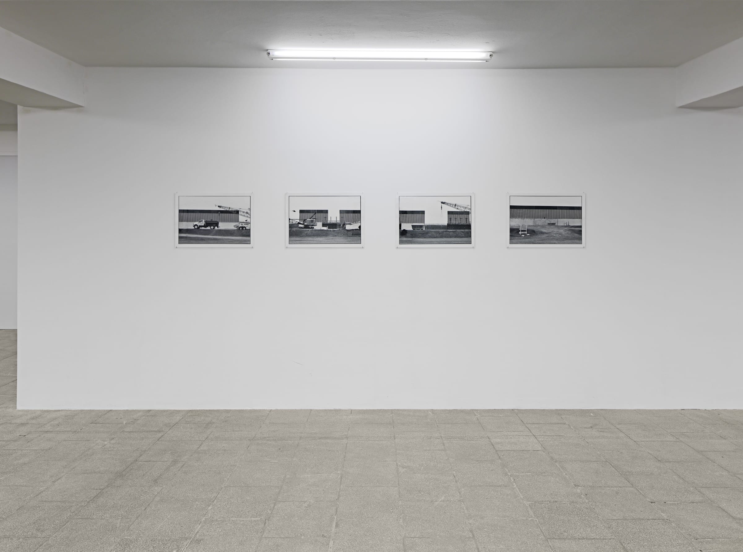 Installation view, Zoe Leonard, A View from the Levee, Capitain Petzel, Berlin, 2022. © Zoe Leonard. Courtesy Galerie Gisela Capitain, Cologne. Ph: Gunter Lepkowski