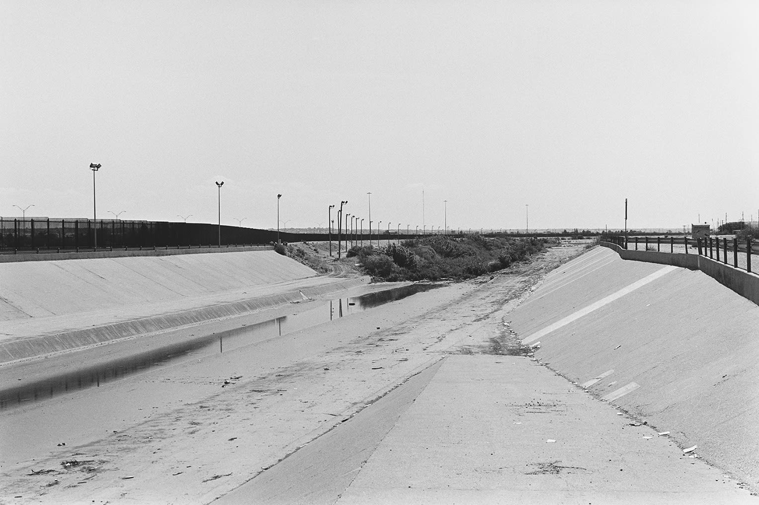 Zoe Leonard, Standing on the levee, Ciudad Juárez, 2018/2022