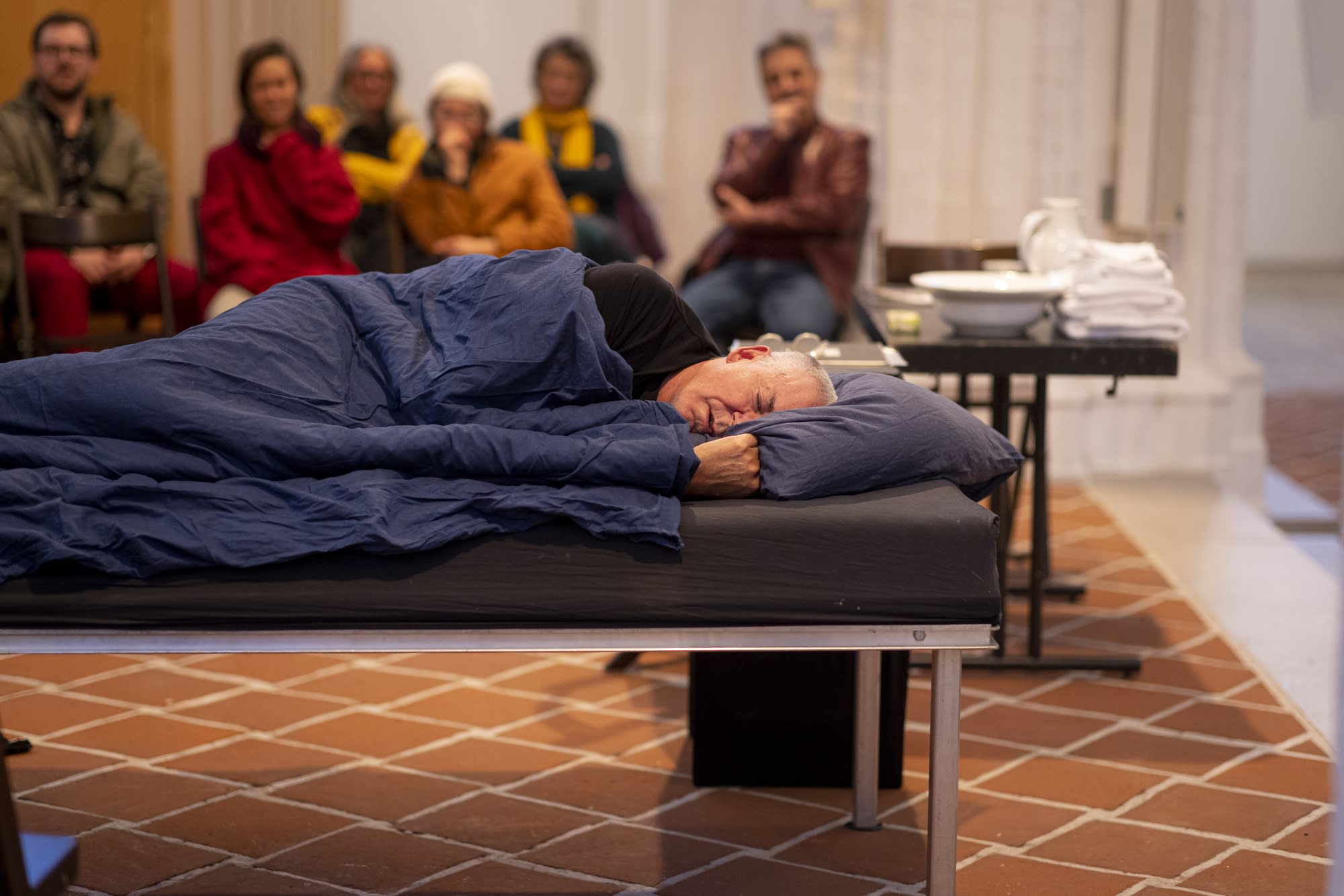 Matt Mullican, UNDER HYPNOSIS. WAKING UP, performance documentation, St. Petri, Lübeck. Ph: John Garve