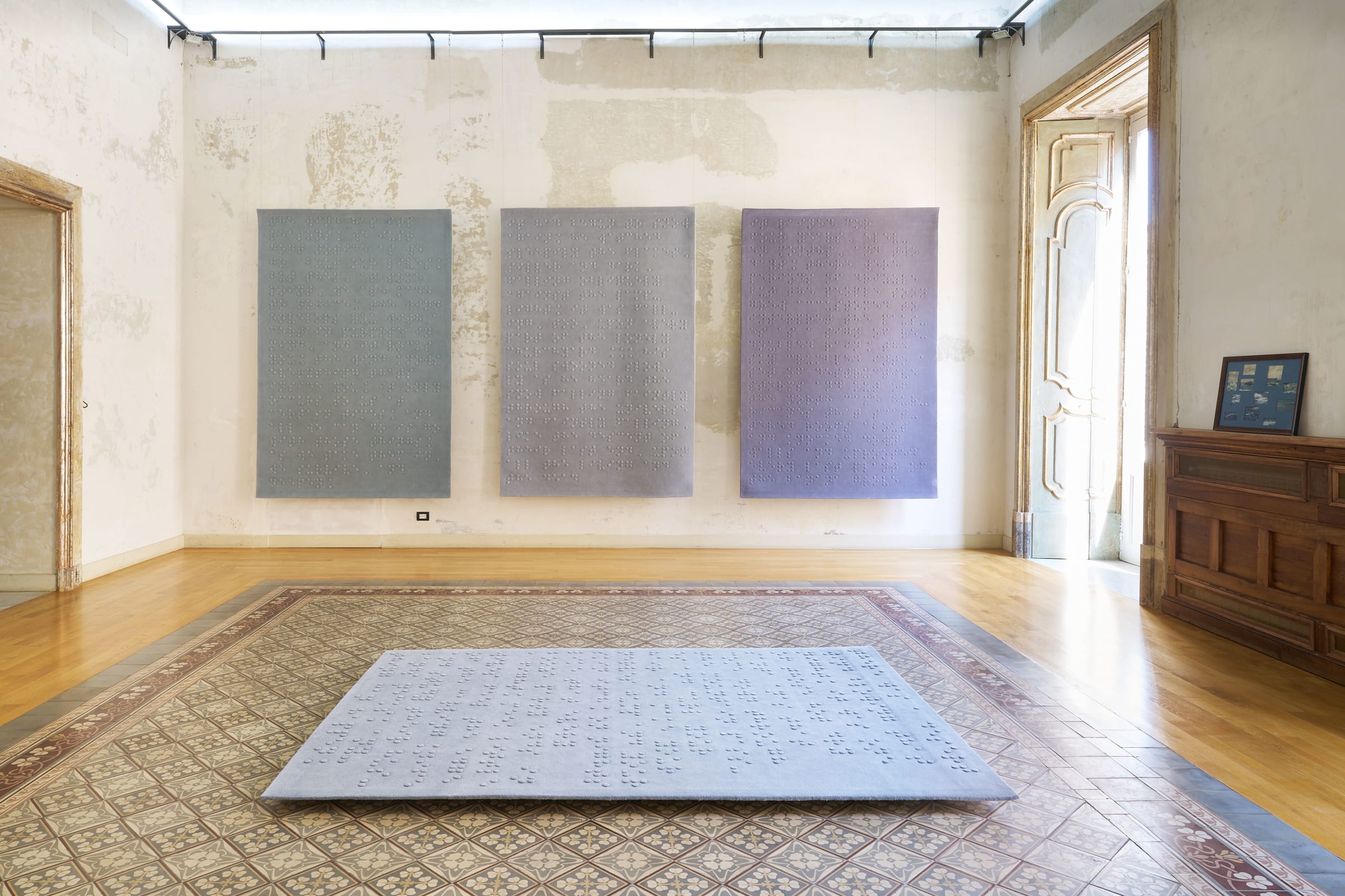 Installation view: Barbara Bloom: Il Tempo, Zweigstelle Capitain VI – Palazzo Degas, Napoli, 2024. Ph.: Alwin Lay