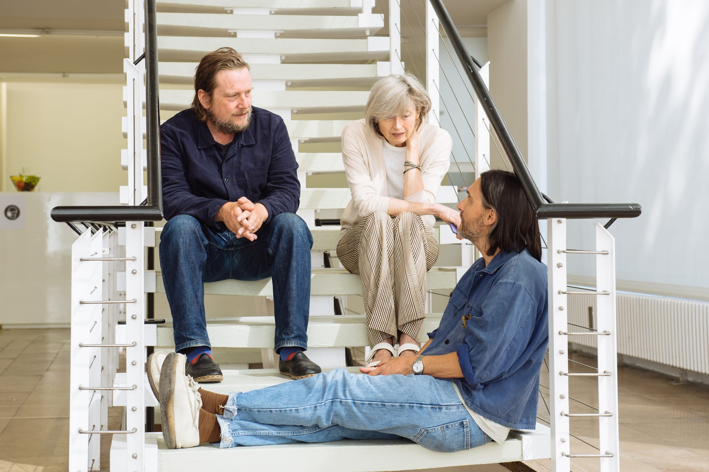 作画前我有着非常明晰的创作动机。但我却致力于在绘画过程中丢掉这些动机。 - 托比亚斯-皮尔斯 | Tobias Pils 我对自己作品的叙事性不那么感兴趣。在一幅画中，开头、中间和结局都是同时发生的，而且一目了然。这就是我觉得有趣的地方，当人们站在一幅画前面时，这种湍急的信息便向着他们奔涌而来。 - 乔-布拉德利 | Joe Bradley