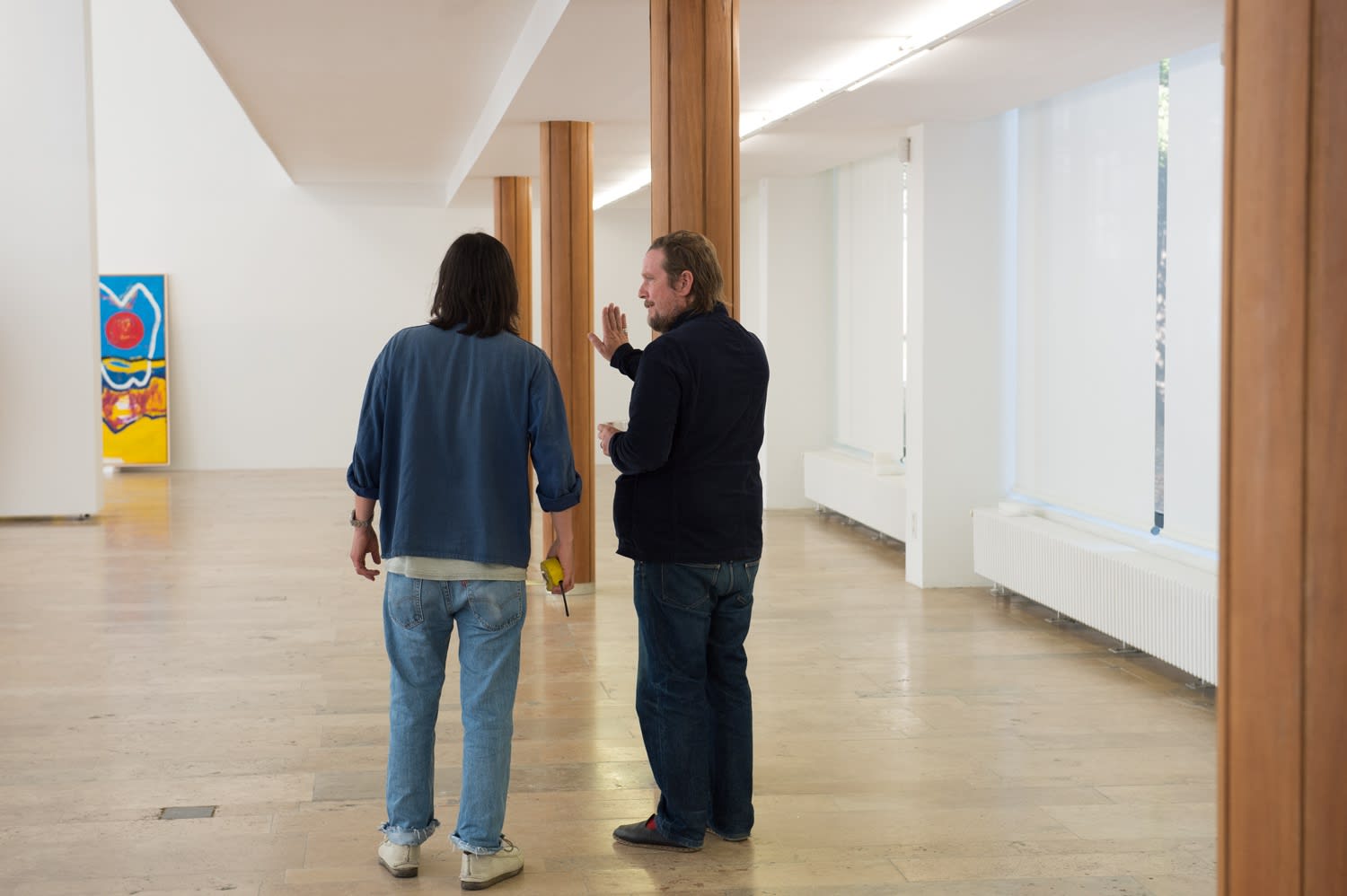 作画前我有着非常明晰的创作动机。但我却致力于在绘画过程中丢掉这些动机。 - 托比亚斯-皮尔斯 | Tobias Pils 我对自己作品的叙事性不那么感兴趣。在一幅画中，开头、中间和结局都是同时发生的，而且一目了然。这就是我觉得有趣的地方，当人们站在一幅画前面时，这种湍急的信息便向着他们奔涌而来。 - 乔-布拉德利 | Joe Bradley