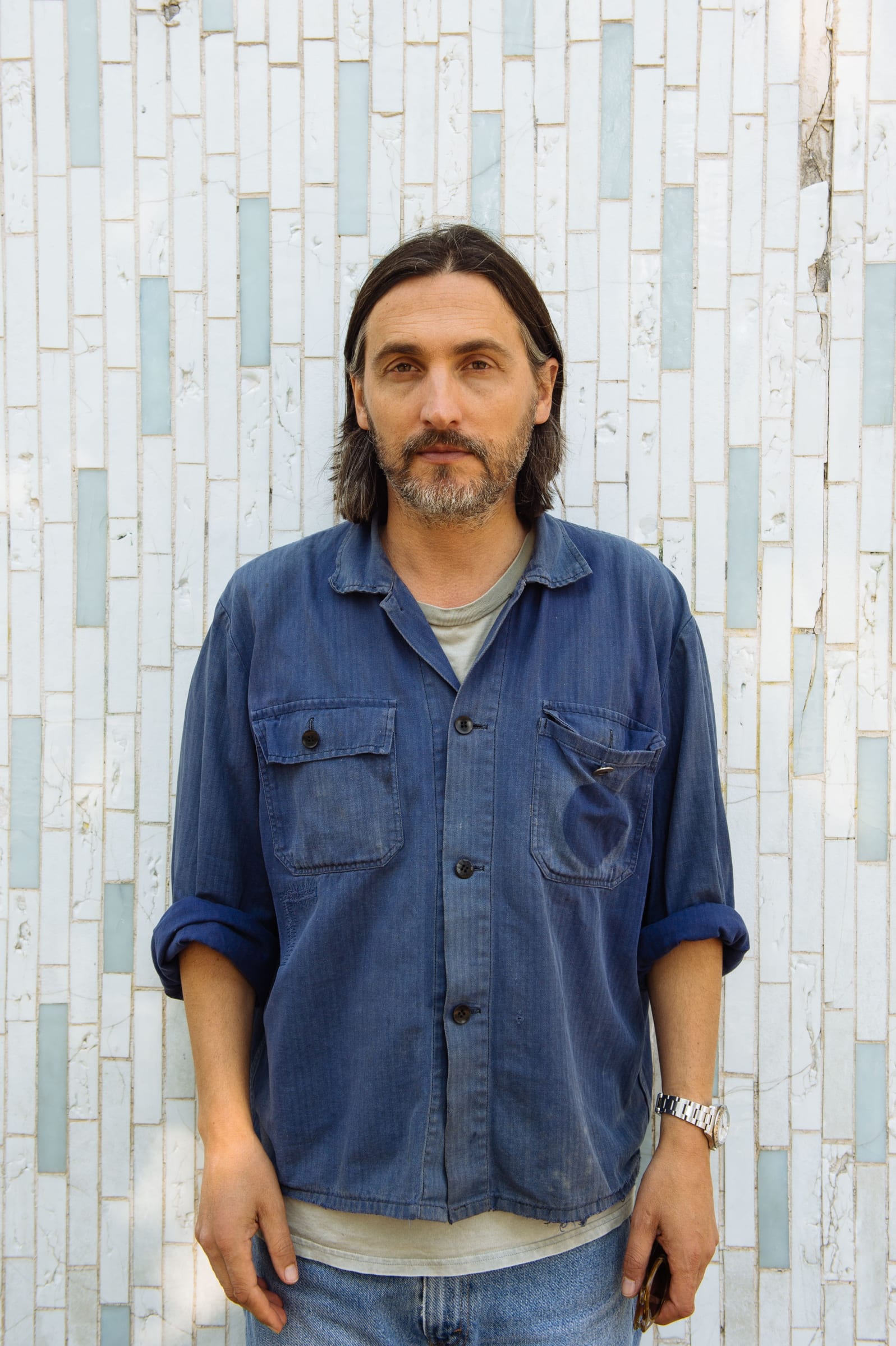 托比亚斯-皮尔斯，1971 年生于奥地利林茨，现居维也纳。他的绘画风格可以用中国绘画美学 &ldquo;介 于似与不似之间&rdquo; 的境界来解读。其绘画中的暗示性形象并不是完全清晰可辨的，但也不是完全 抽象的。他创造了一个供观者自由联想的形式世界。这些形式看起来像悖论一样，难以直接阅读。但正如所有的悖论一样，它们都是阴阳交合、一体两面的。这种辩证式的艺术思维贯穿他的整个创作。他敏锐地感知并运用不同色调的灰色，把灰色的层次和深度发挥到了极致，因而他的画面总是充满了深邃的质感。 直觉是创作的导师，而非严谨的方法论。皮尔斯痴迷于他在创作过程中不断转变的念头。在谈到他的创作时他说道:&ldquo;作画前我有着非常明显的创作动机。但我却致力于在绘画过程中抛弃这些动机，目的就是在绘画过程中达到无念&rdquo;。这种艺术思想和行为与佛教修行中逐步放下执念的过程有异曲同工之妙。