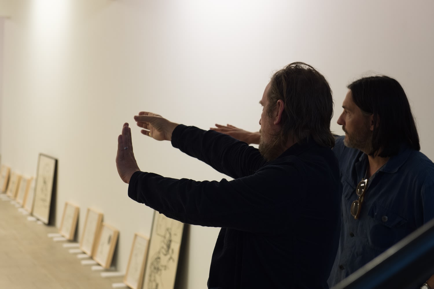 托比亚斯-皮尔斯，1971 年生于奥地利林茨，现居维也纳。他的绘画风格可以用中国绘画美学 &ldquo;介 于似与不似之间&rdquo; 的境界来解读。其绘画中的暗示性形象并不是完全清晰可辨的，但也不是完全 抽象的。他创造了一个供观者自由联想的形式世界。这些形式看起来像悖论一样，难以直接阅读。但正如所有的悖论一样，它们都是阴阳交合、一体两面的。这种辩证式的艺术思维贯穿他的整个创作。他敏锐地感知并运用不同色调的灰色，把灰色的层次和深度发挥到了极致，因而他的画面总是充满了深邃的质感。 直觉是创作的导师，而非严谨的方法论。皮尔斯痴迷于他在创作过程中不断转变的念头。在谈到他的创作时他说道:&ldquo;作画前我有着非常明显的创作动机。但我却致力于在绘画过程中抛弃这些动机，目的就是在绘画过程中达到无念&rdquo;。这种艺术思想和行为与佛教修行中逐步放下执念的过程有异曲同工之妙。