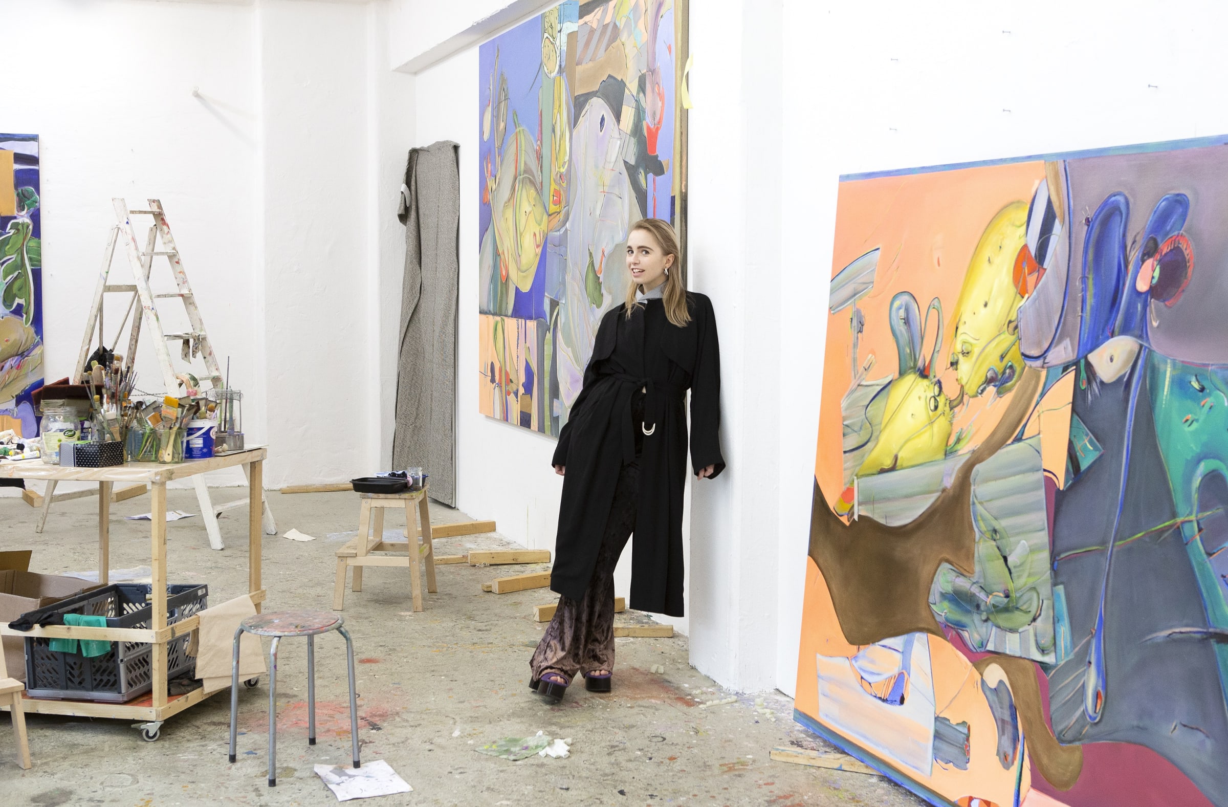 海因茨的画作色彩鲜艳，构图充满想象力，并在细节和象征意义上巧妙地进行了颠覆，同时辅以诙谐、抒情的命名。虽然她的艺术风格常被认为与抽象表现主义或者莱比锡画派近似，但海因茨绝对是独一无二的，因为她在探索新的表现形式和可能性。她富有创造性的绘画起源于她私密的、精致的素描。这些小幅的素描和她的巨幅油画同样都充满着活力。