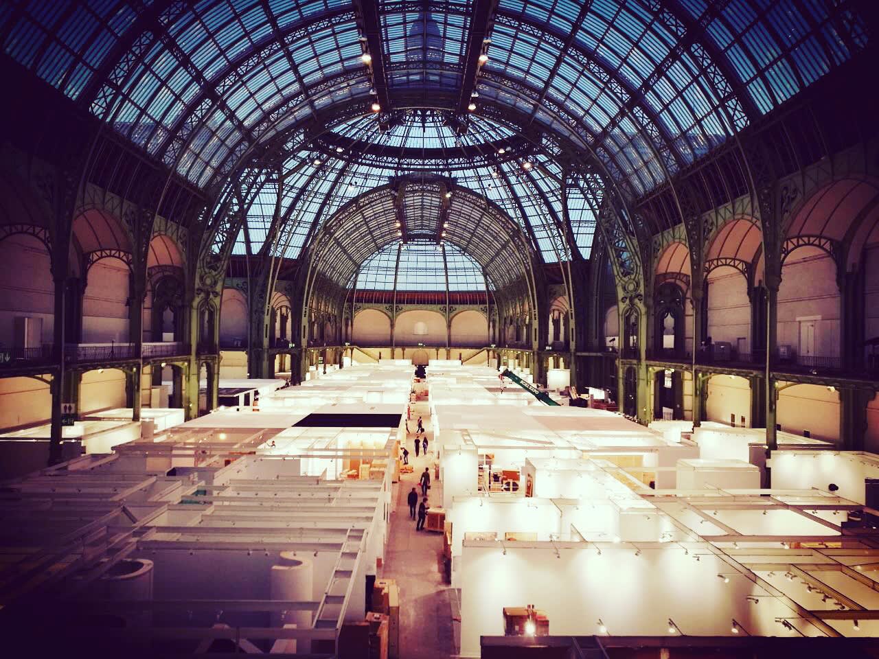 “巴黎国际当代艺术博览会”是法国最重要的艺术博览会,每年秋季在巴黎举行,为期一周。 FIAC参照了巴塞尔艺术博览会的模式。第一届FIAC于1974年以国际当代艺术沙龙(Salon international d'art contemporain )的名义在巴黎的前巴士底火车站举行。后来改名为国际当代艺术展,先后在大皇宫和凡尔赛门举行了多年,2006年10月又回到了大皇宫作为其举办地。