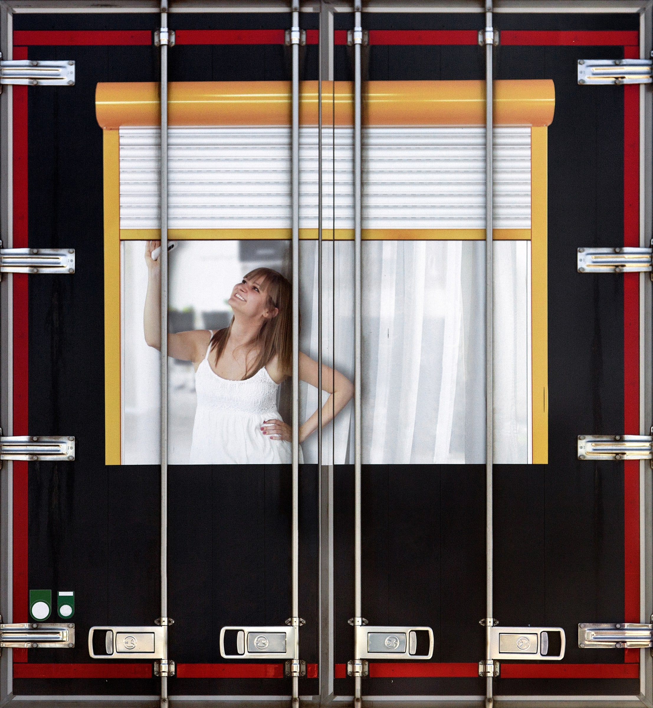 日常公共生活领域也是皮勒创作的一个重要主题。他善于在看似微不足道的事物中找到意想不到的意义。这种形式在他的摄影系列 'Erscheinungen （表象）'中可见一斑。皮勒曾无数次乘坐汽车往返于汉堡和莱比锡两个城市。期间他找到了很多印有广告照片的货运卡车，并休息站和加油站拍摄了它们。他去掉了原始图片的排版元素，只专注于其中的女性形象，从而剔除了图片最初的广告效应。最后呈现在观众面前的是一种对怪异的、无意义的行为的描述。他通过对图像进行这样的重新加工和表现，使观众注意到它们的多重意义及其之间的潜在关系。艺术家在进行摄影的同时也一直在从事绘画方面的创作。