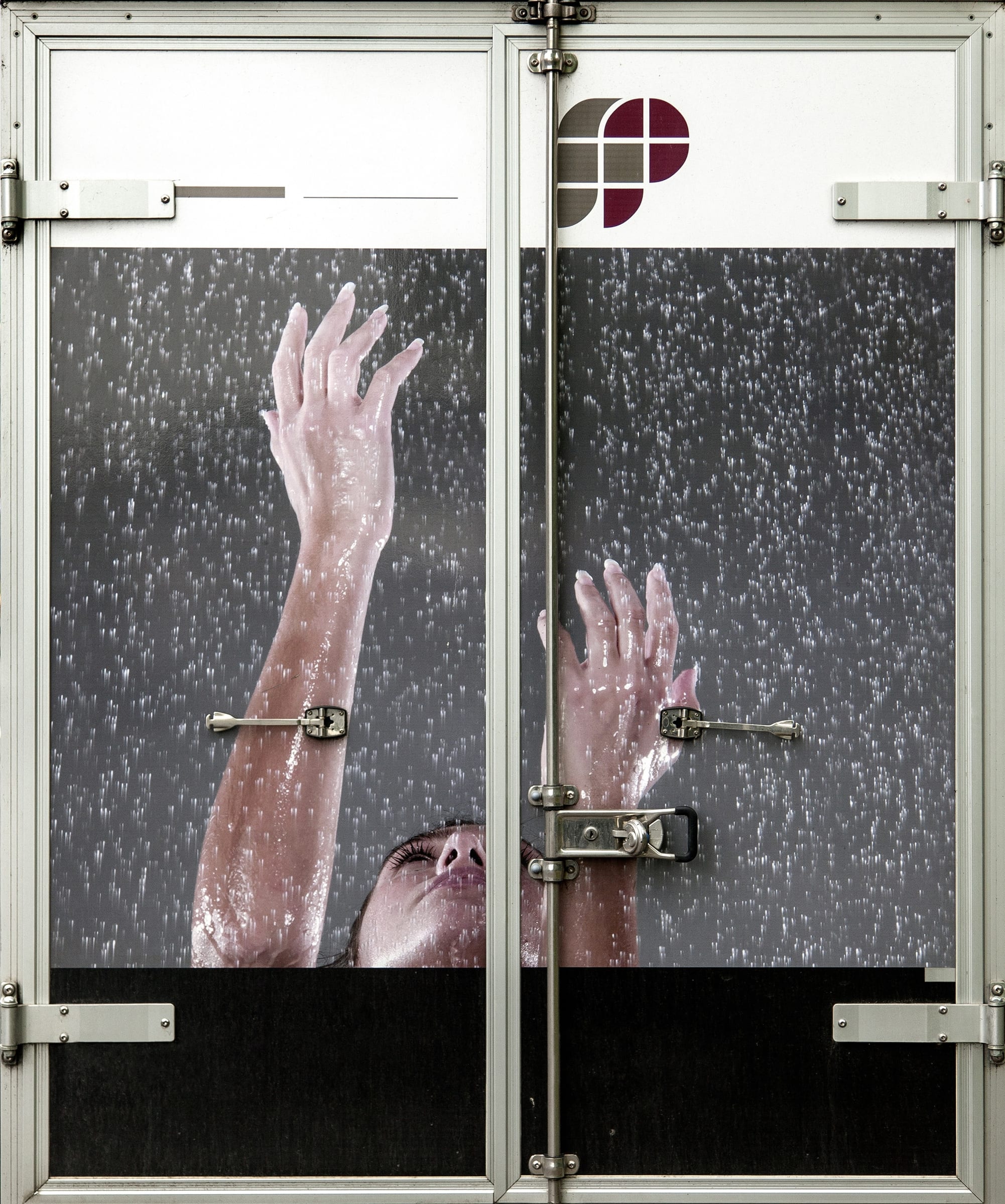 日常公共生活领域也是皮勒创作的一个重要主题。他善于在看似微不足道的事物中找到意想不到的意义。这种形式在他的摄影系列 'Erscheinungen （表象）'中可见一斑。皮勒曾无数次乘坐汽车往返于汉堡和莱比锡两个城市。期间他找到了很多印有广告照片的货运卡车，并休息站和加油站拍摄了它们。他去掉了原始图片的排版元素，只专注于其中的女性形象，从而剔除了图片最初的广告效应。最后呈现在观众面前的是一种对怪异的、无意义的行为的描述。他通过对图像进行这样的重新加工和表现，使观众注意到它们的多重意义及其之间的潜在关系。艺术家在进行摄影的同时也一直在从事绘画方面的创作。