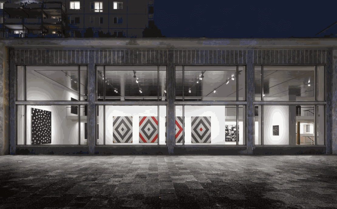 他的画作是对蜕变、消逝和记忆的探索,是一种对肉体、健康和疾病的冥想,也是对死亡的悼念。'一直认为肉体是如此的完美, 直到它变得孱弱破败。仅仅就是这么一层薄薄的膜将我们与灾难隔离开来。' 死亡是生命不可分割的一部分。从生到死会经历无数次的蜕变。死亡是一种形式上的消逝,记忆是对这种消逝的悼念,而悼念使生死的循环成为永恒。