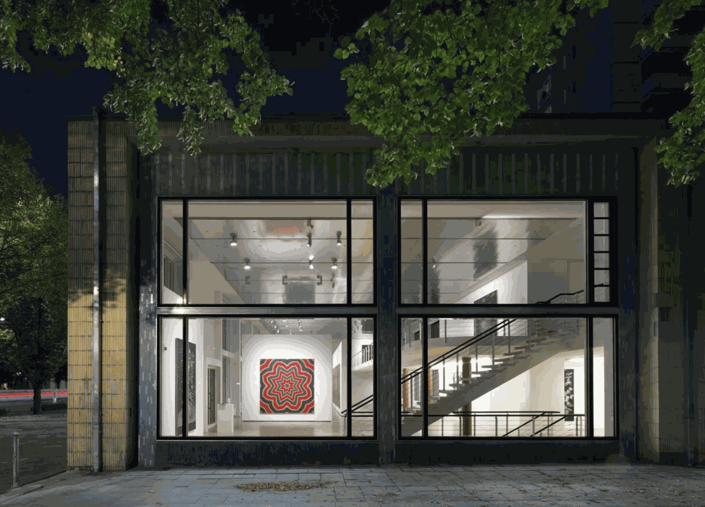 他的画作是对蜕变、消逝和记忆的探索,是一种对肉体、健康和疾病的冥想,也是对死亡的悼念。'一直认为肉体是如此的完美, 直到它变得孱弱破败。仅仅就是这么一层薄薄的膜将我们与灾难隔离开来。' 死亡是生命不可分割的一部分。从生到死会经历无数次的蜕变。死亡是一种形式上的消逝,记忆是对这种消逝的悼念,而悼念使生死的循环成为永恒。