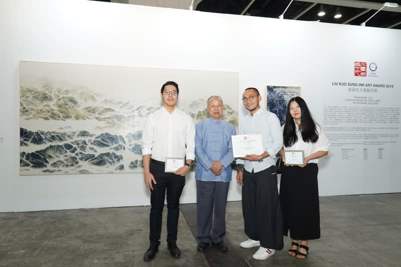 Artist and Liu Kuo-sung at Ink Asia in Hong Kong. From left: Hung Fai, Liu Kuo-sung, Wu Chi-tsung and Sun Yuan | Photo courtesy of The Ink Society
