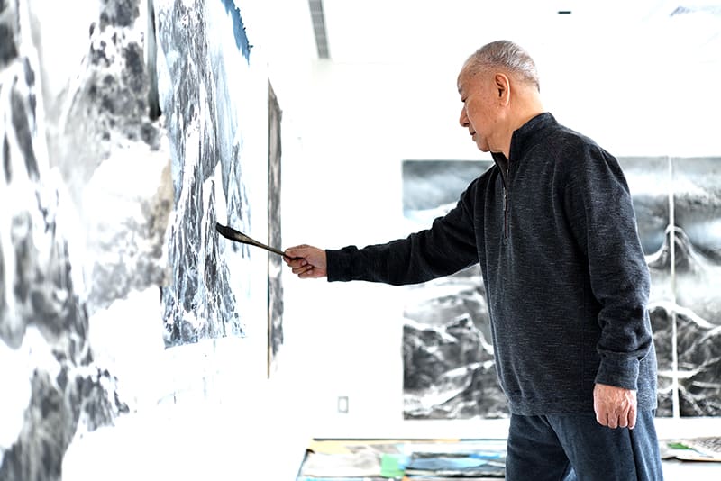 2011 Liu Kuo-sung: An 80-year Retrospective mounted at NAMOC, Beijing. Honored with &ldquo;Award for Lifetime Achievement&rdquo; at China Arts Awards...