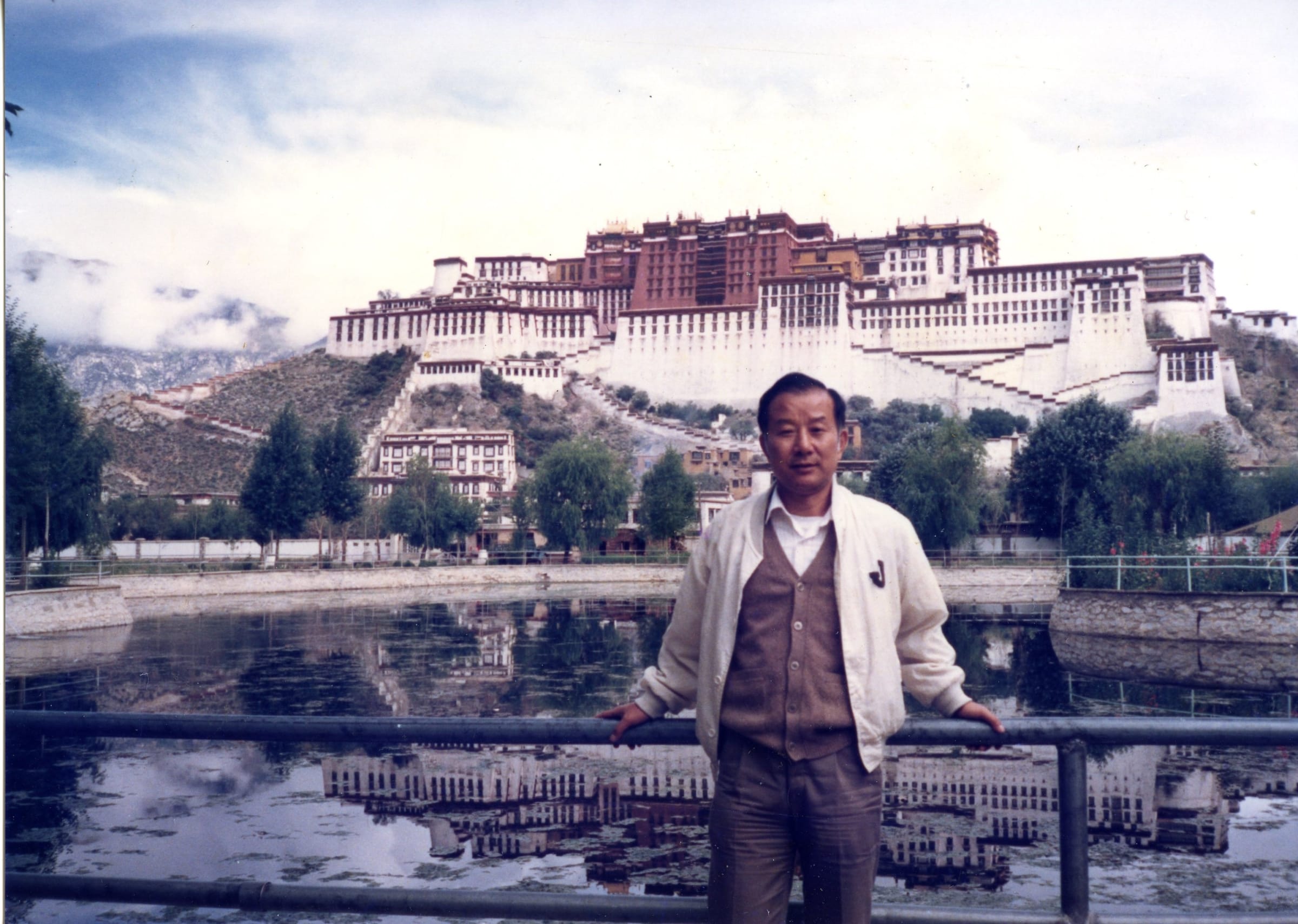 1987 Visits Tibet in August and subsequently creates Tibet series. Participates in Contemporary Chinese Painting Exhibition at Vancouver Art Gallery....