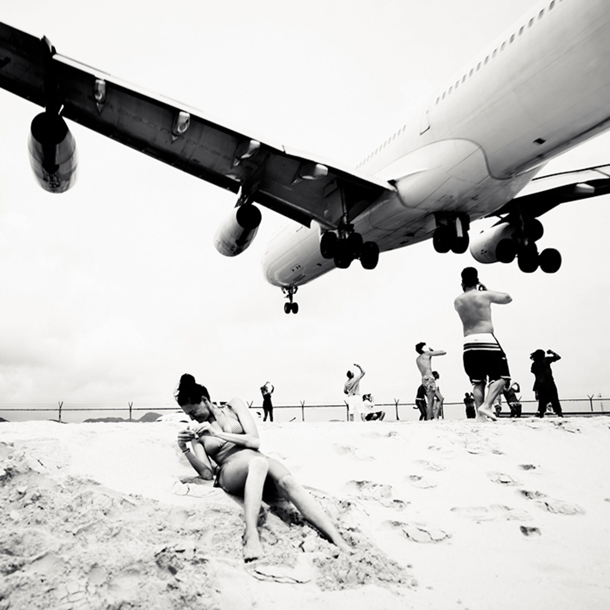 Пролетевший над головой. Махо - сен-Мартен, Карибские острова. Самолет. Самолет фото. Приземление самолета.