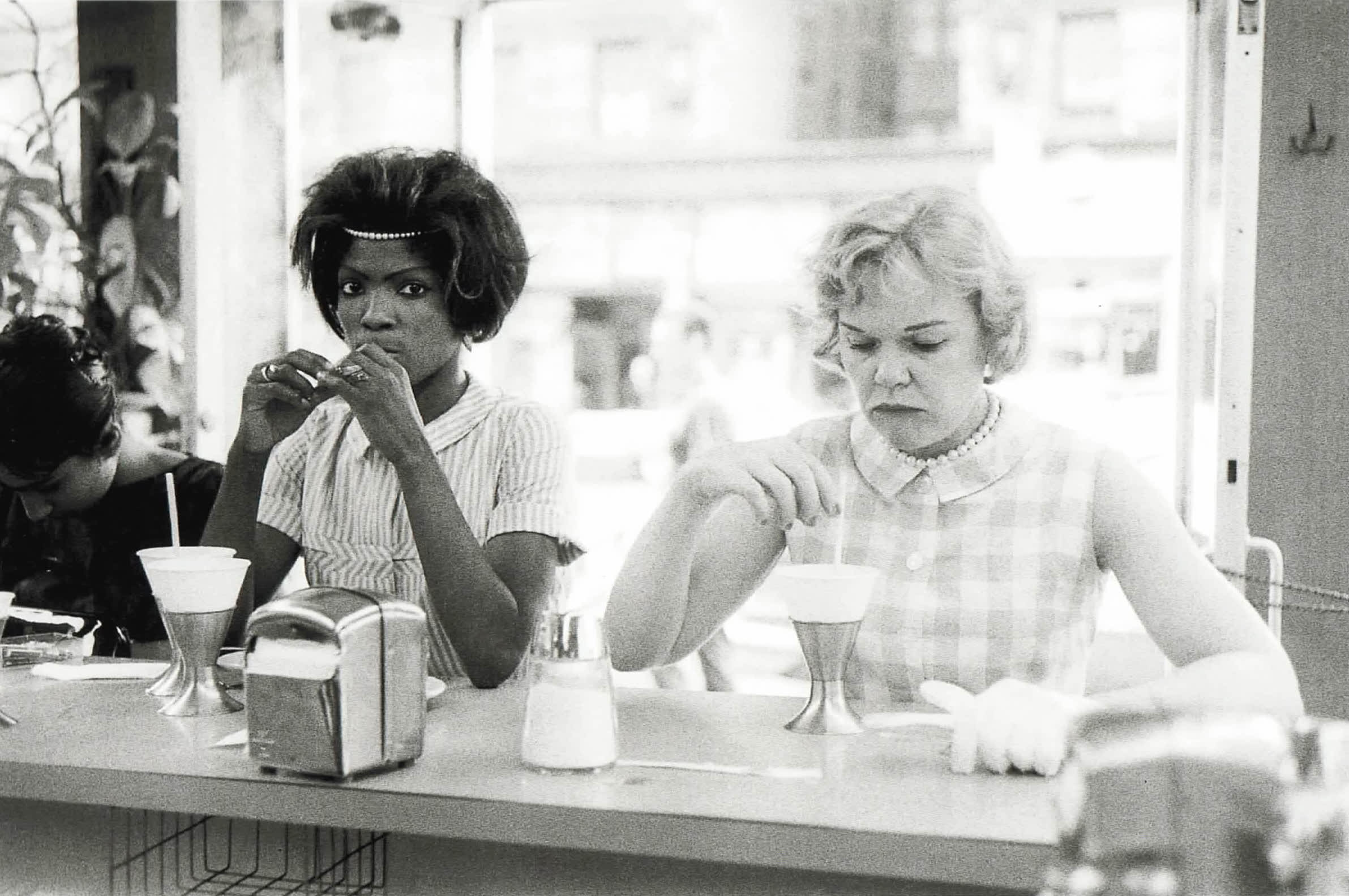 Расовая сегрегация. Кафе, Нью-Йорк, 1960-е. (Брюс Дэвидсон. Расовая сегрегация в США 60 годы. Расовая сегрегация США В 60-Е годы. Сегрегация США 1950.