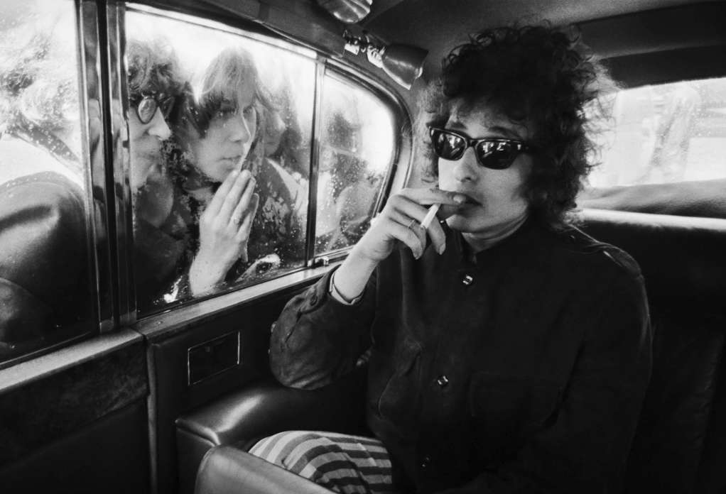 Bob Dylan, Fans looking in Limousine, London, England