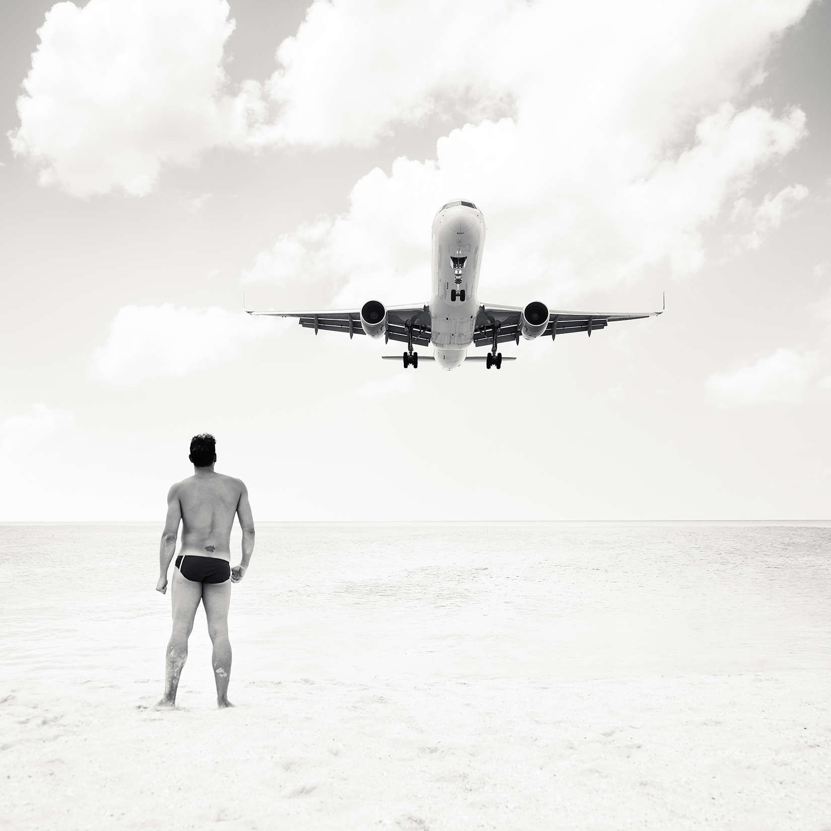Самолет над головой. Человек на фоне самолета. Белый самолет. Человек на взлетной полосе. Фотосессия на взлетной полосе.