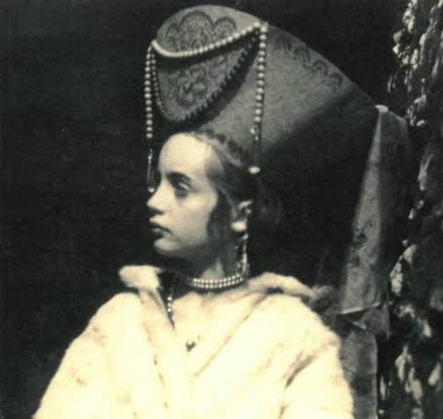 Angelica Garnett dressed as a princess (c) the Charleston Trust