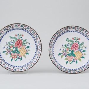 A PAIR OF CHINESE CANTON ENAMEL PLATES, Jiaqing (1796-1820)