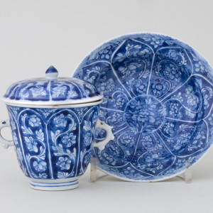A CHINESE BLUE AND WHITE CHOCOLATE CUP, COVER, AND STAND, Kangxi (1662 – 1722)
