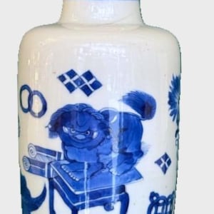 A CHINESE BLUE AND WHITE VASE, Kangxi (1662-1722)