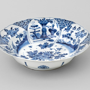 A CHINESE KANGXI BLUE AND WHITE BASIN, Kangxi (1662 – 1722)