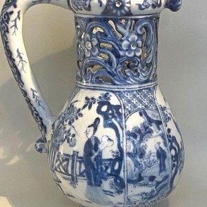 A RARE AND FINE CHINESE BLUE AND WHITE PUZZLE JUG, Kangxi (1662-1722)