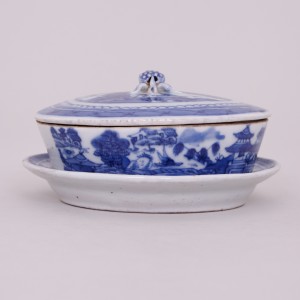A CHINESE BLUE AND WHITE BUTTER DISH, COVER AND STAND, Daoguang (1820 - 1850)