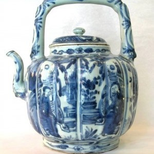A RARE CHINESE BLUE & WHITE WINE POT & COVER, Ming Wanli period (1573-1619