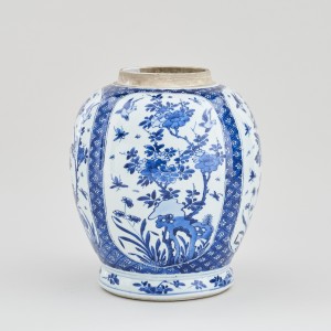 A CHINESE KANGXI BLUE AND WHITE JAR, Kangxi (1662 - 1722)