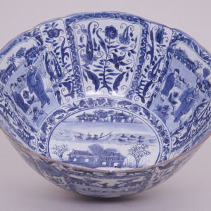 A LARGE CHINESE BLUE AND WHITE KRAAK BOWL, 1635-1650 (Chongzheng)