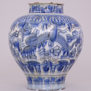 A BLUE AND WHITE PERSIAN SAFAVID JAR, 17th Century