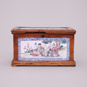 A CHINESE CANTON ENAMEL FAMILLE ROSE BOX, Qianlong (1736-1795)